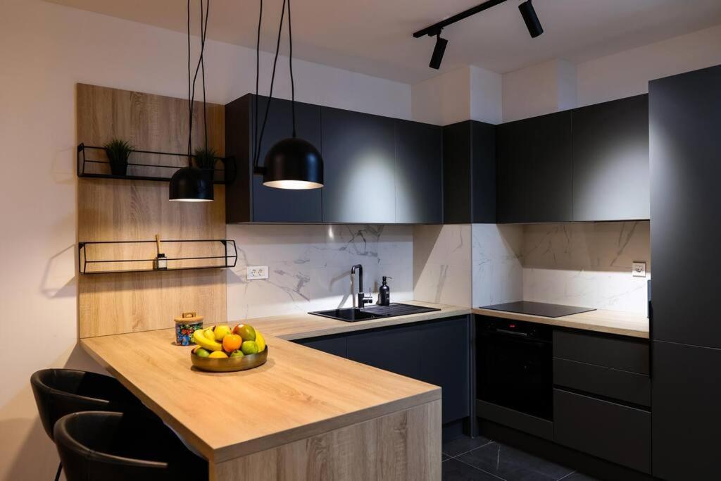 Luxury Infusion by HOME Apartments - Free Parking photo 4