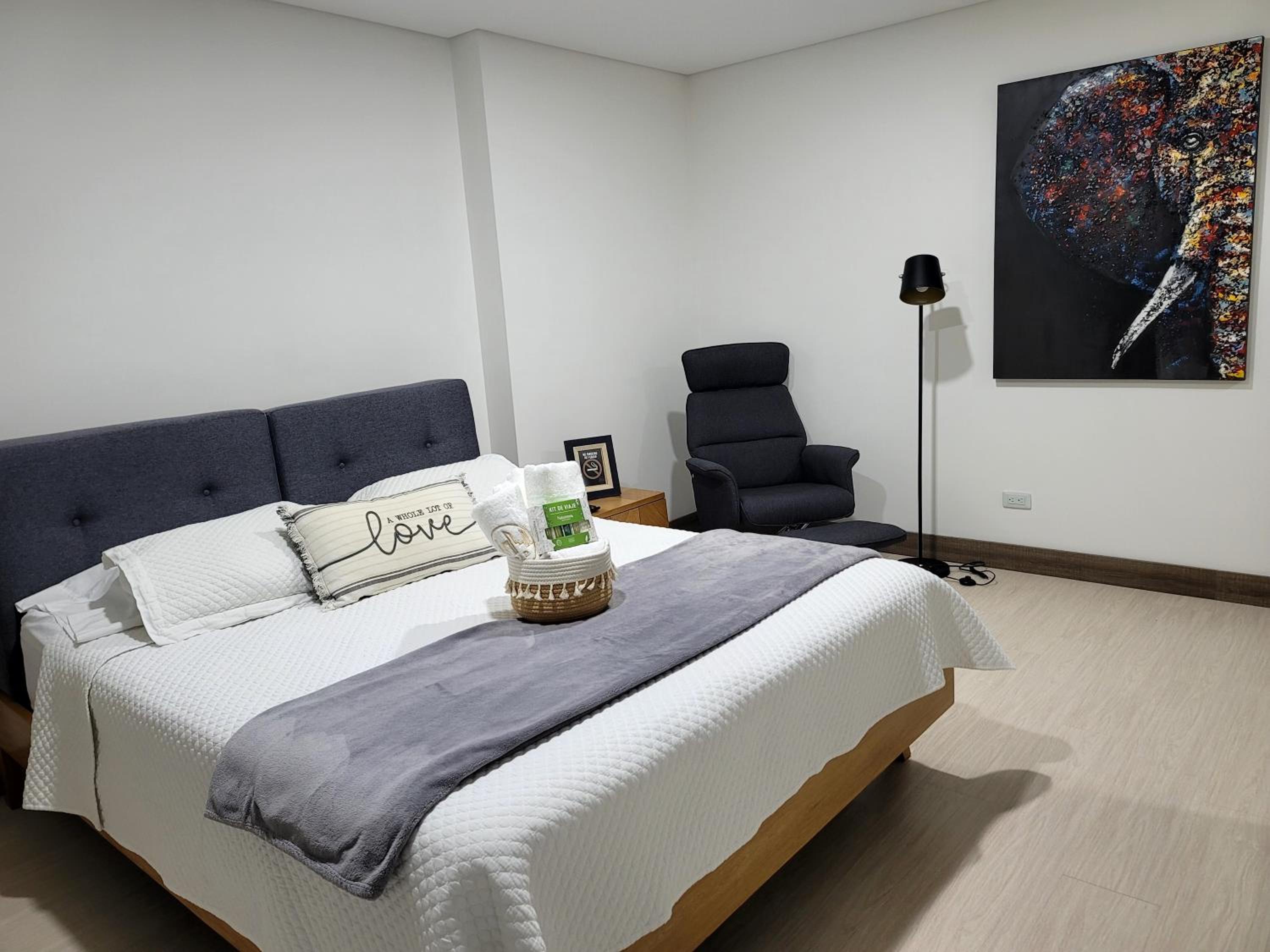 New Luxury 3 Bedroom Apartment in Great Area.
