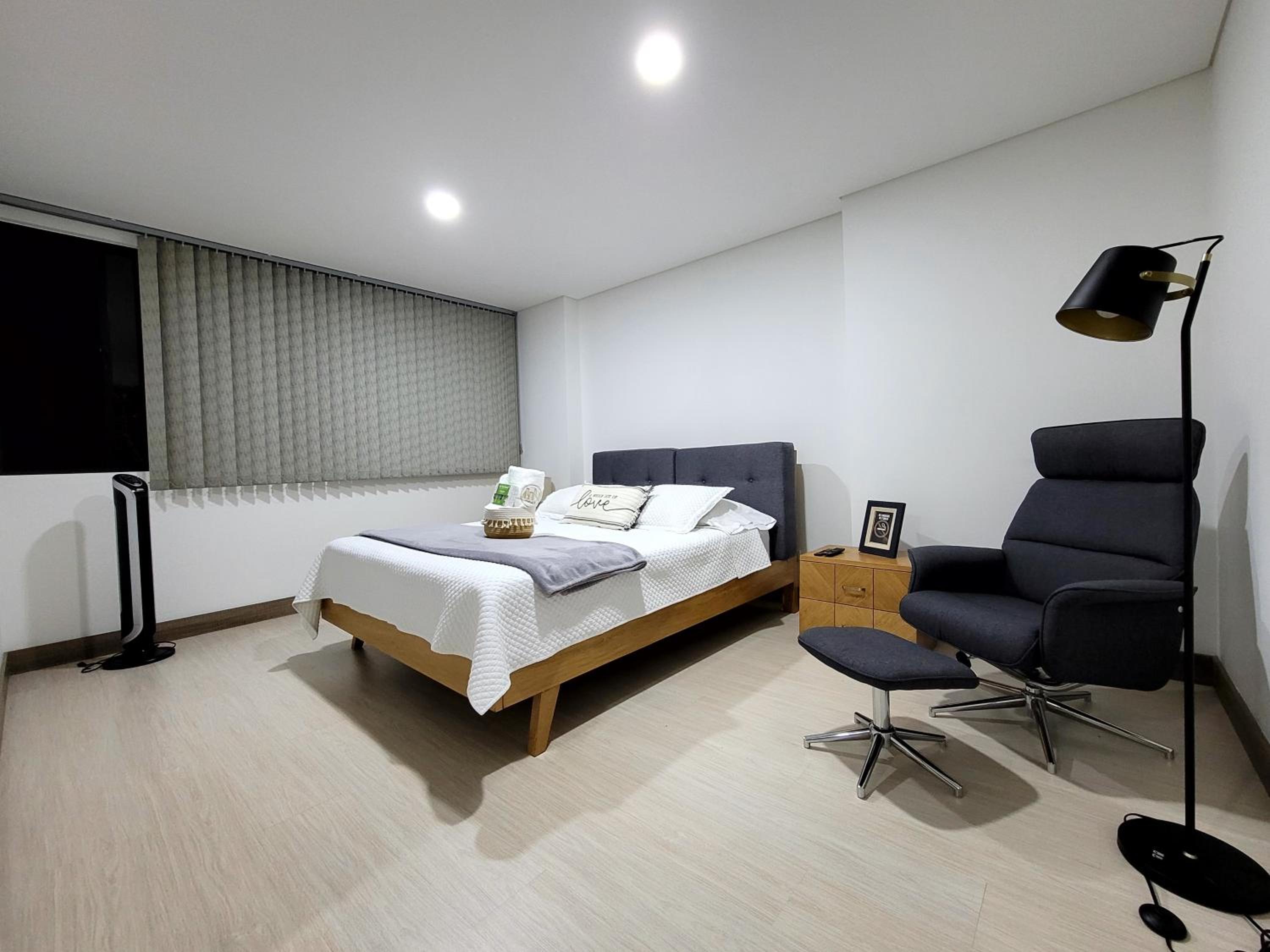 New Luxury 3 Bedroom Apartment in Great Area.