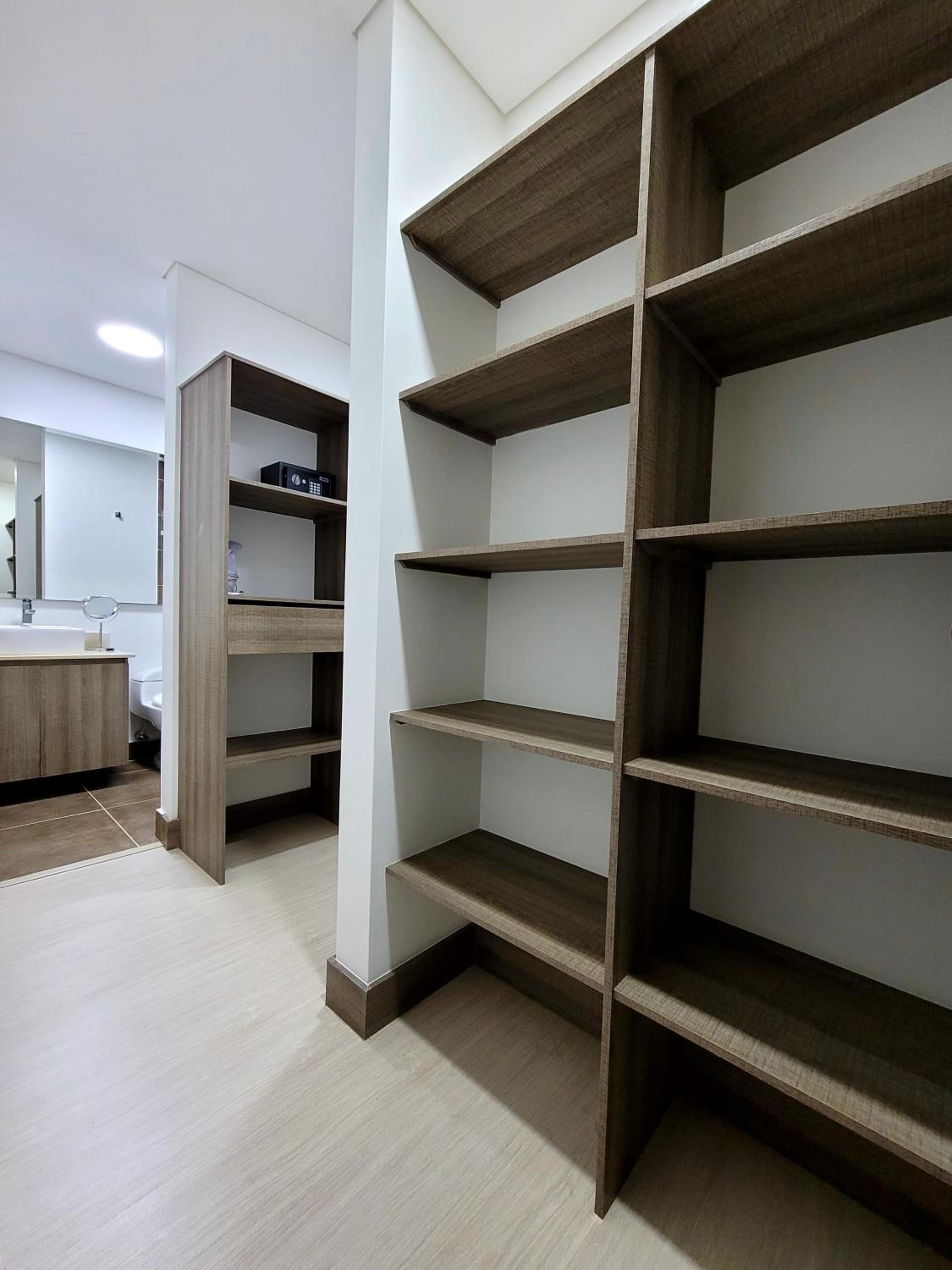New Luxury 3 Bedroom Apartment in Great Area.