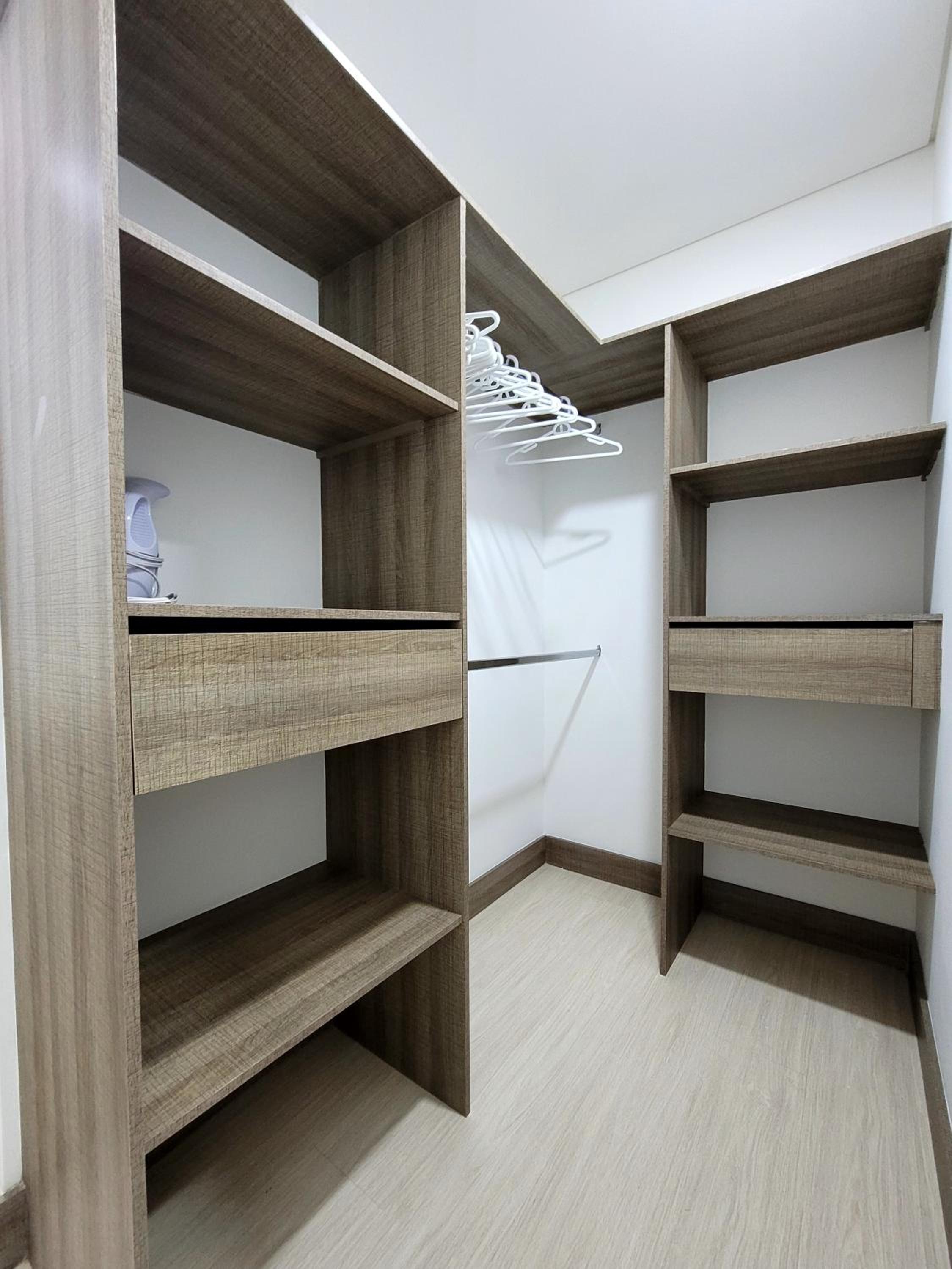 New Luxury 3 Bedroom Apartment in Great Area.