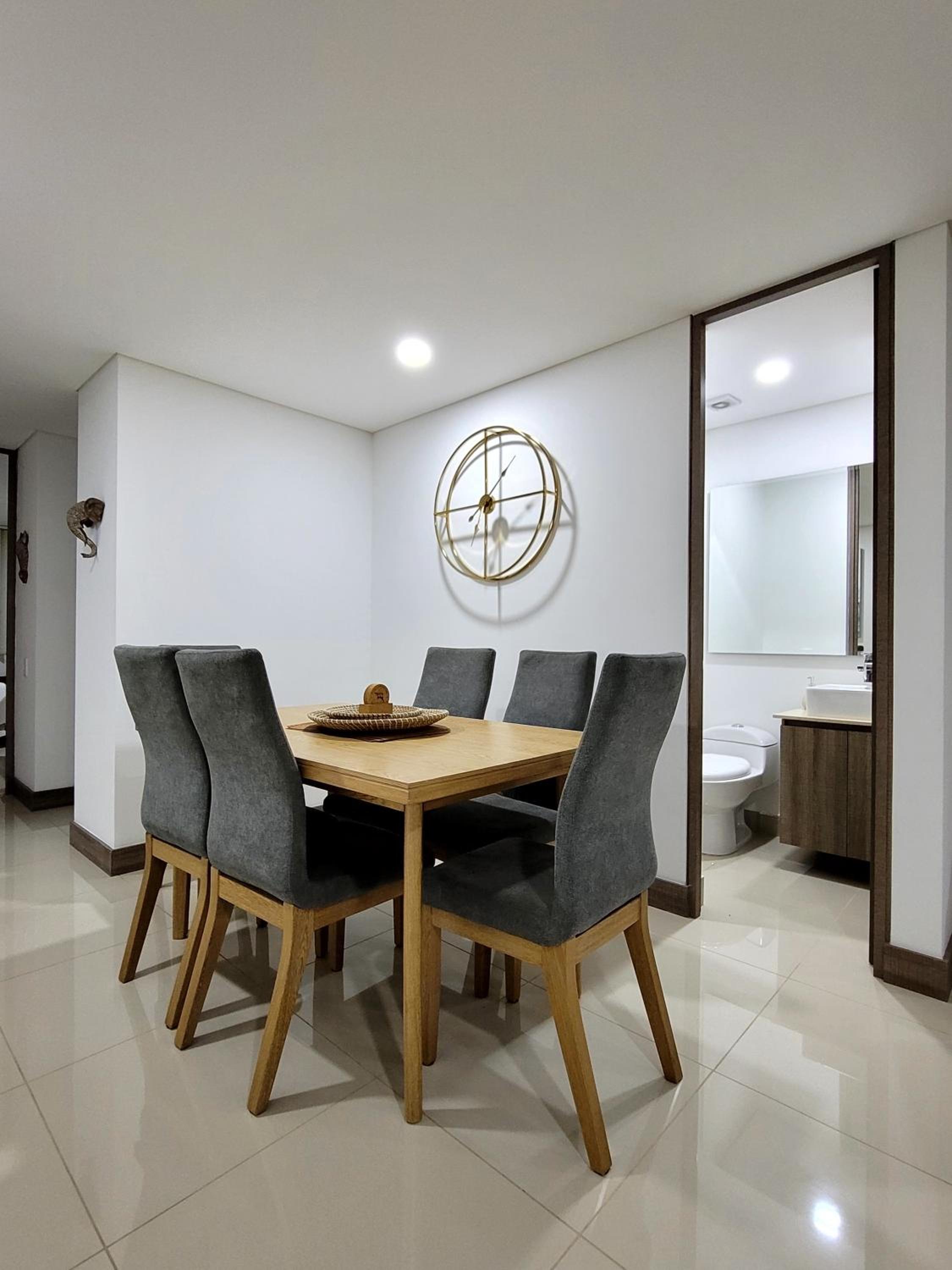 New Luxury 3 Bedroom Apartment in Great Area.