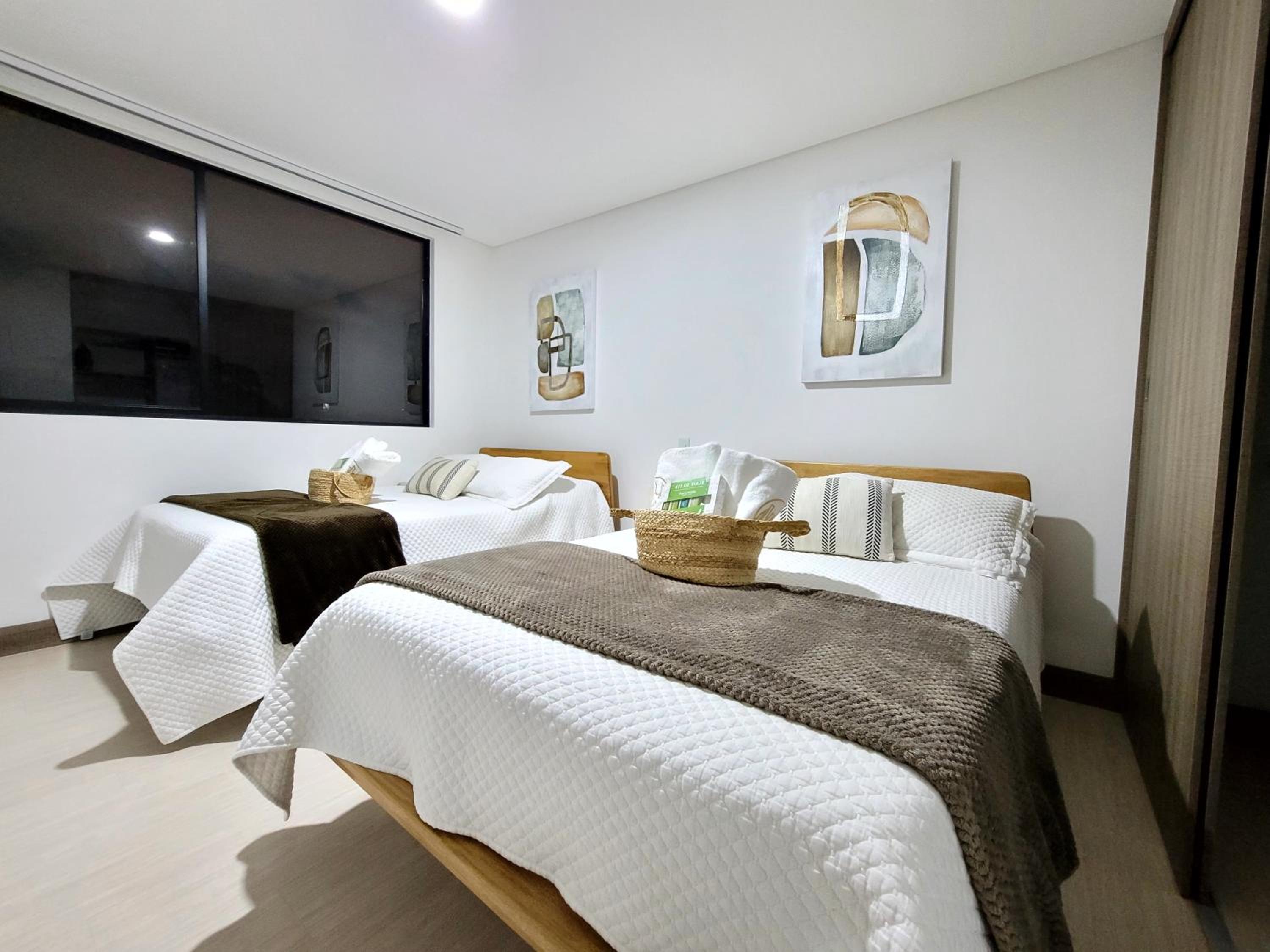 New Luxury 3 Bedroom Apartment in Great Area.