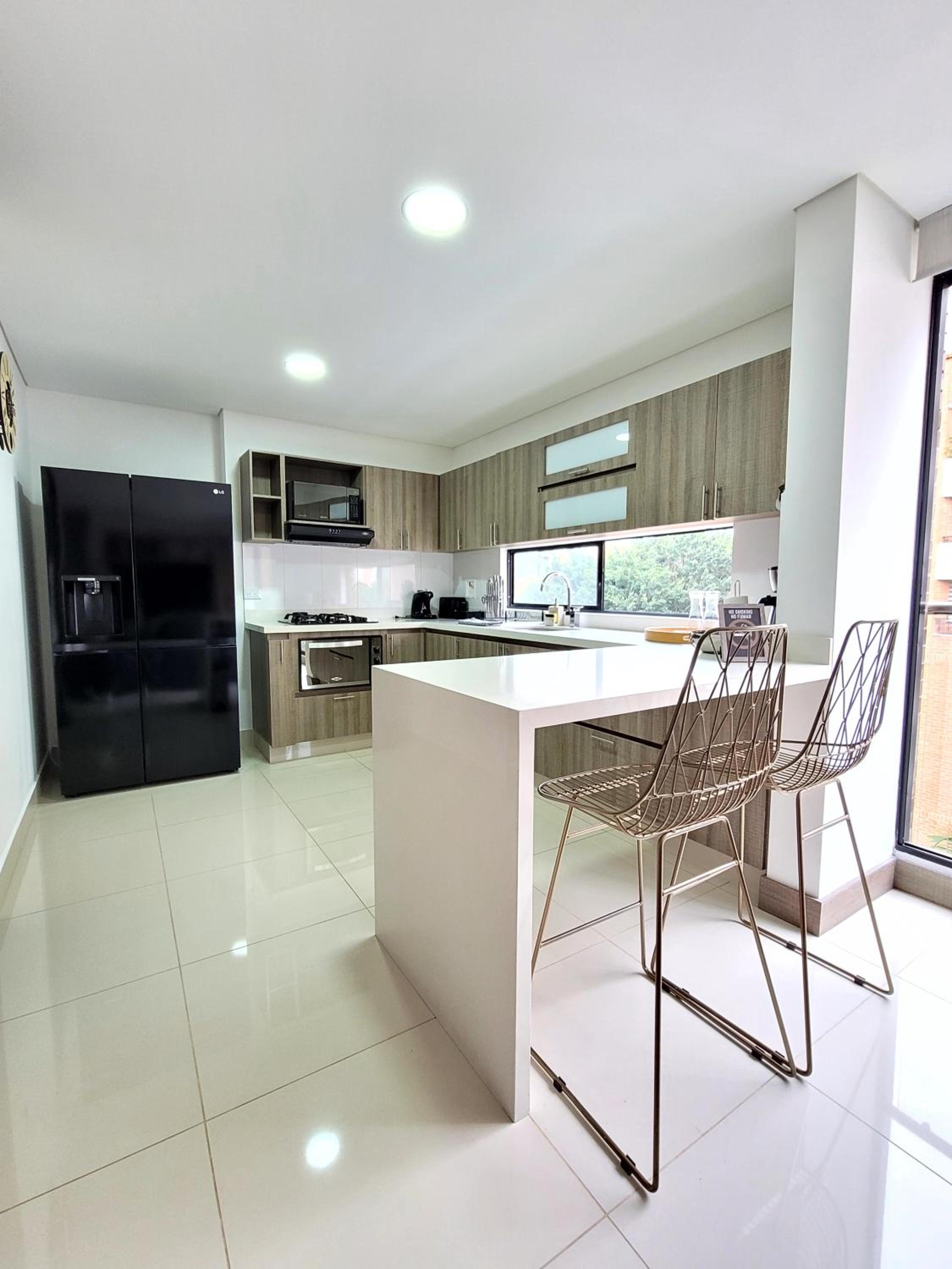New Luxury 3 Bedroom Apartment in Great Area.