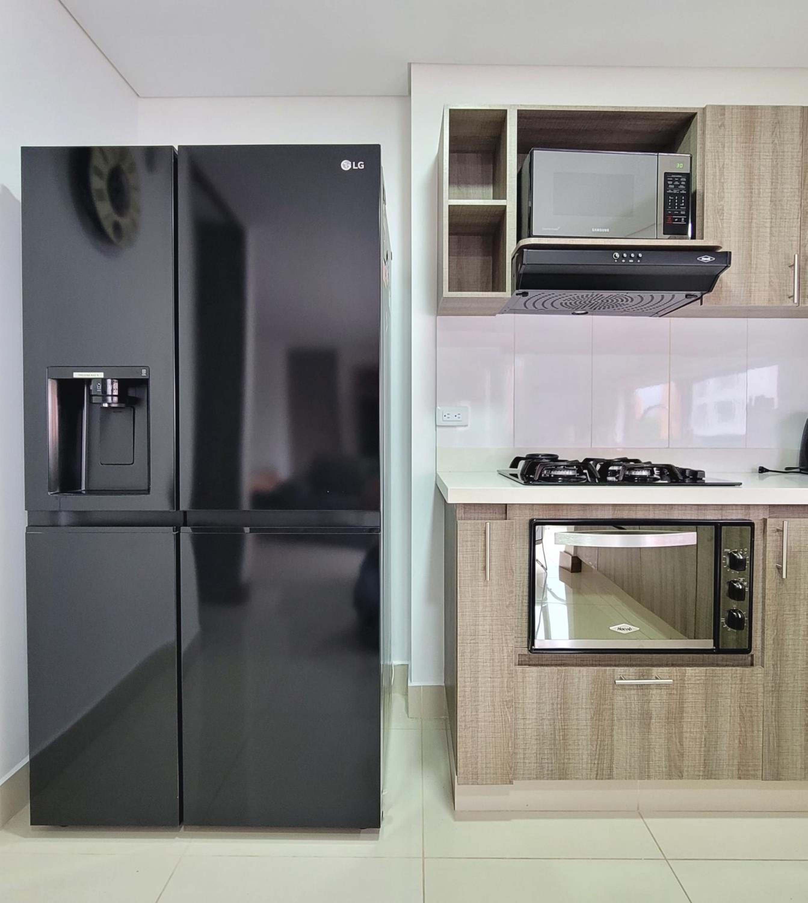 New Luxury 3 Bedroom Apartment in Great Area.