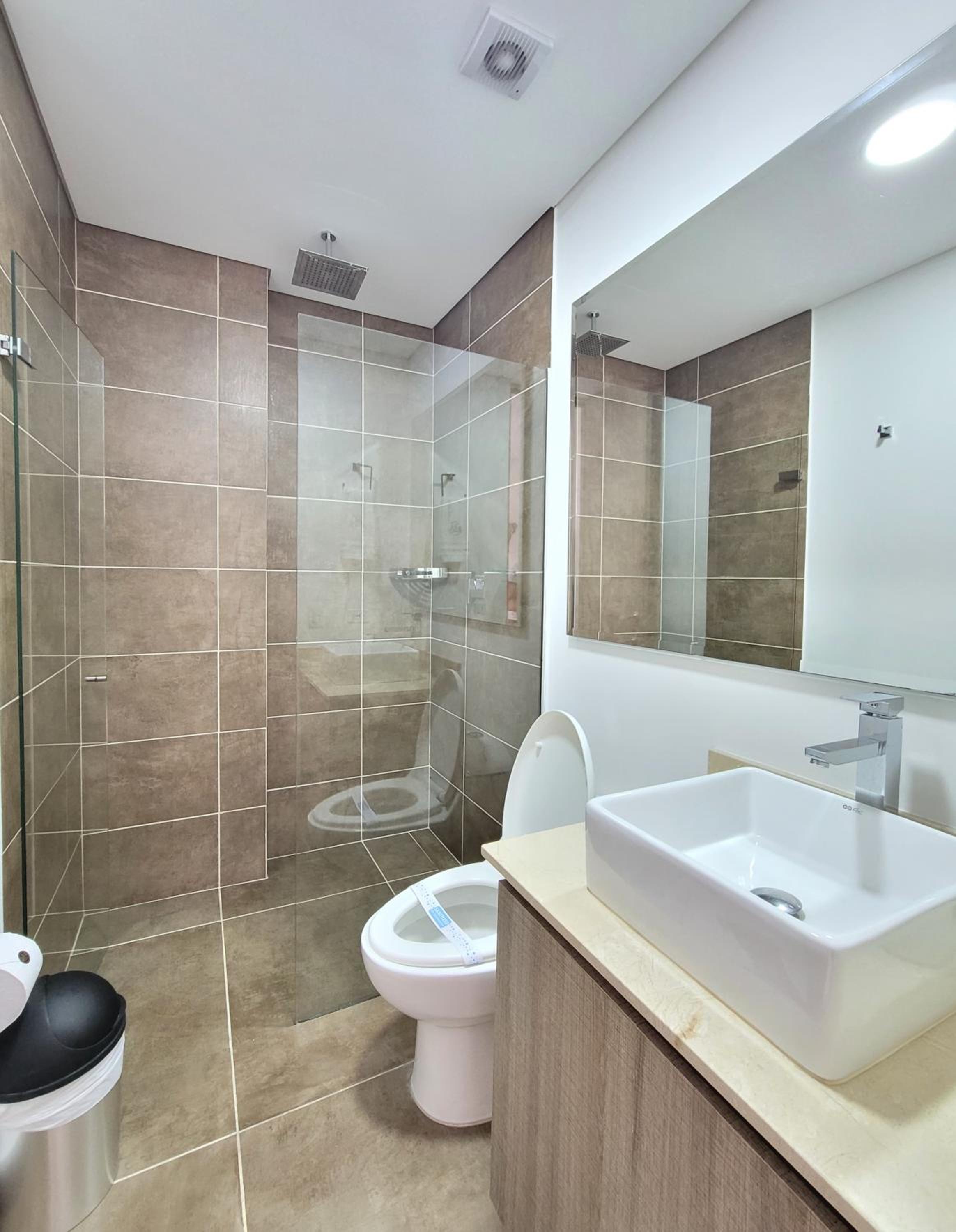 New Luxury 3 Bedroom Apartment in Great Area.