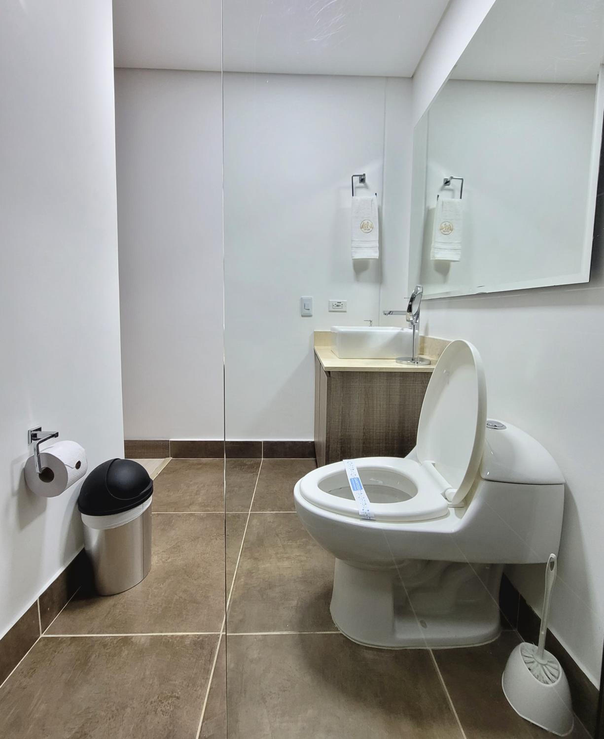 New Luxury 3 Bedroom Apartment in Great Area.