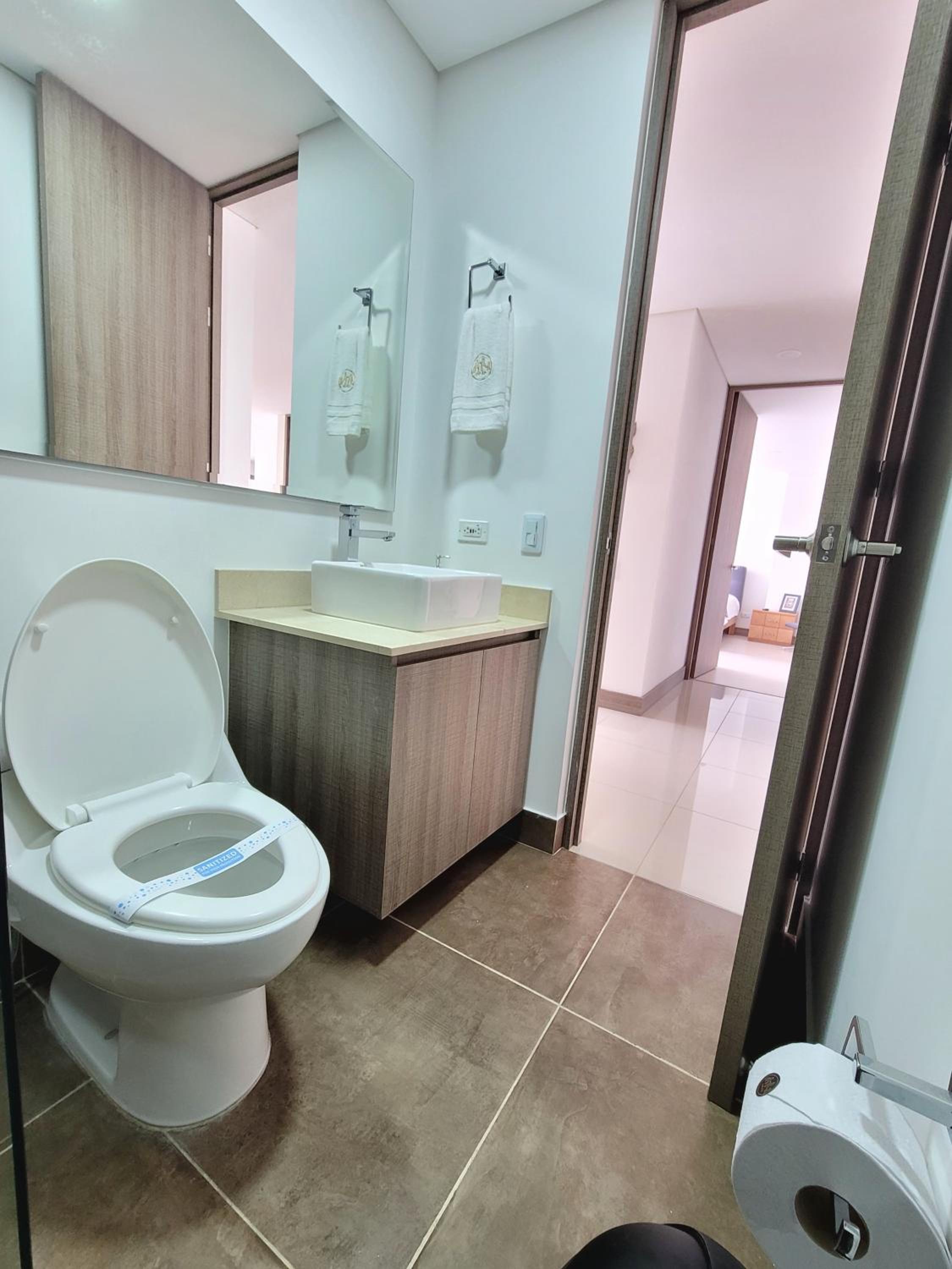 New Luxury 3 Bedroom Apartment in Great Area.