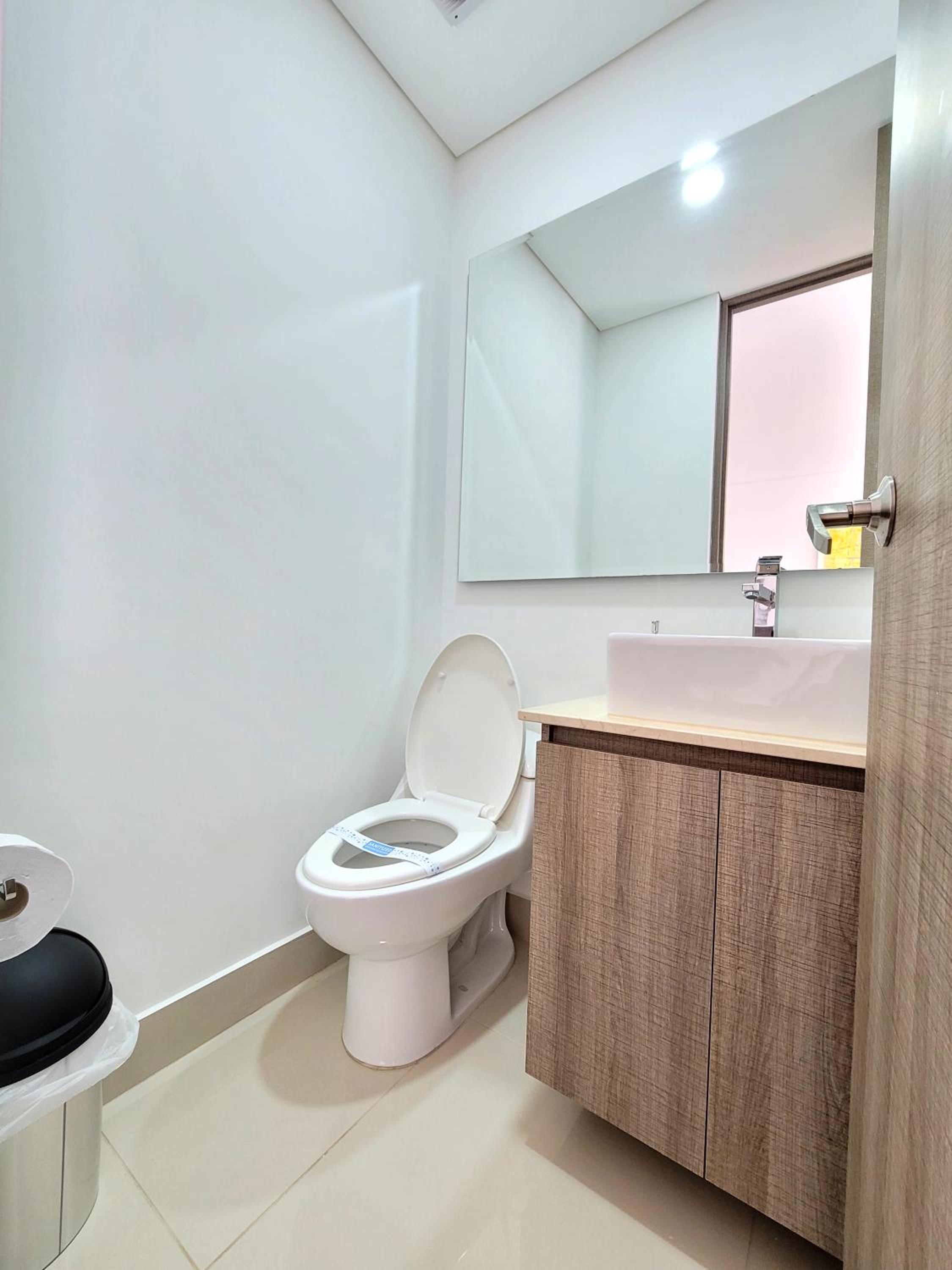 New Luxury 3 Bedroom Apartment in Great Area.