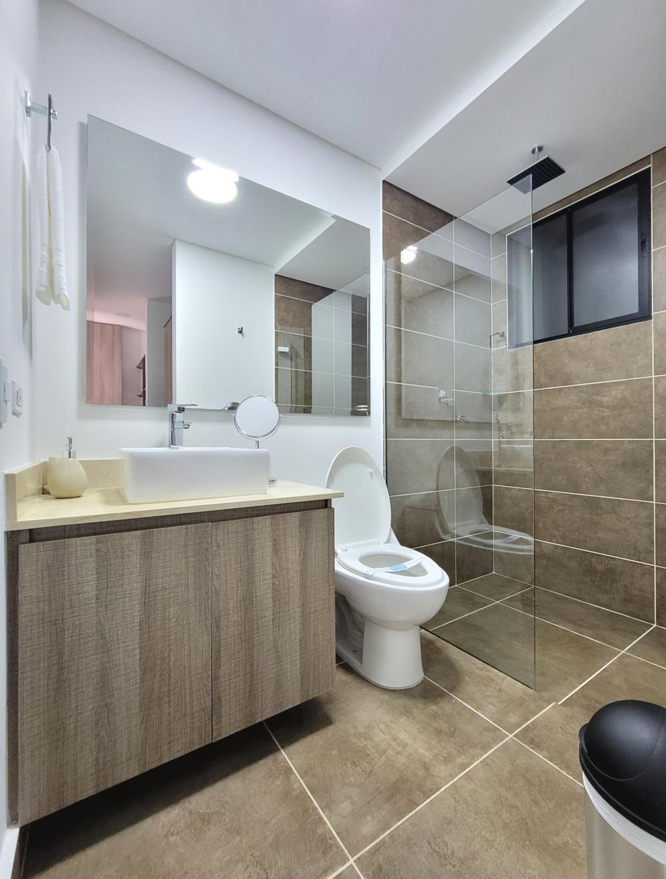 New Luxury 3 Bedroom Apartment in Great Area.