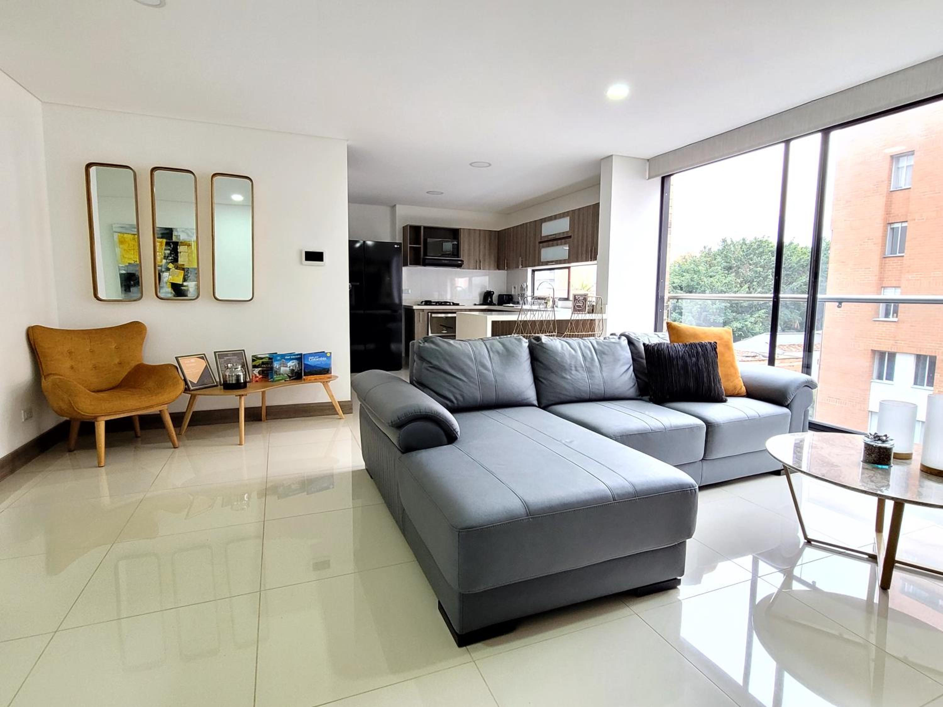 New Luxury 3 Bedroom Apartment in Great Area.