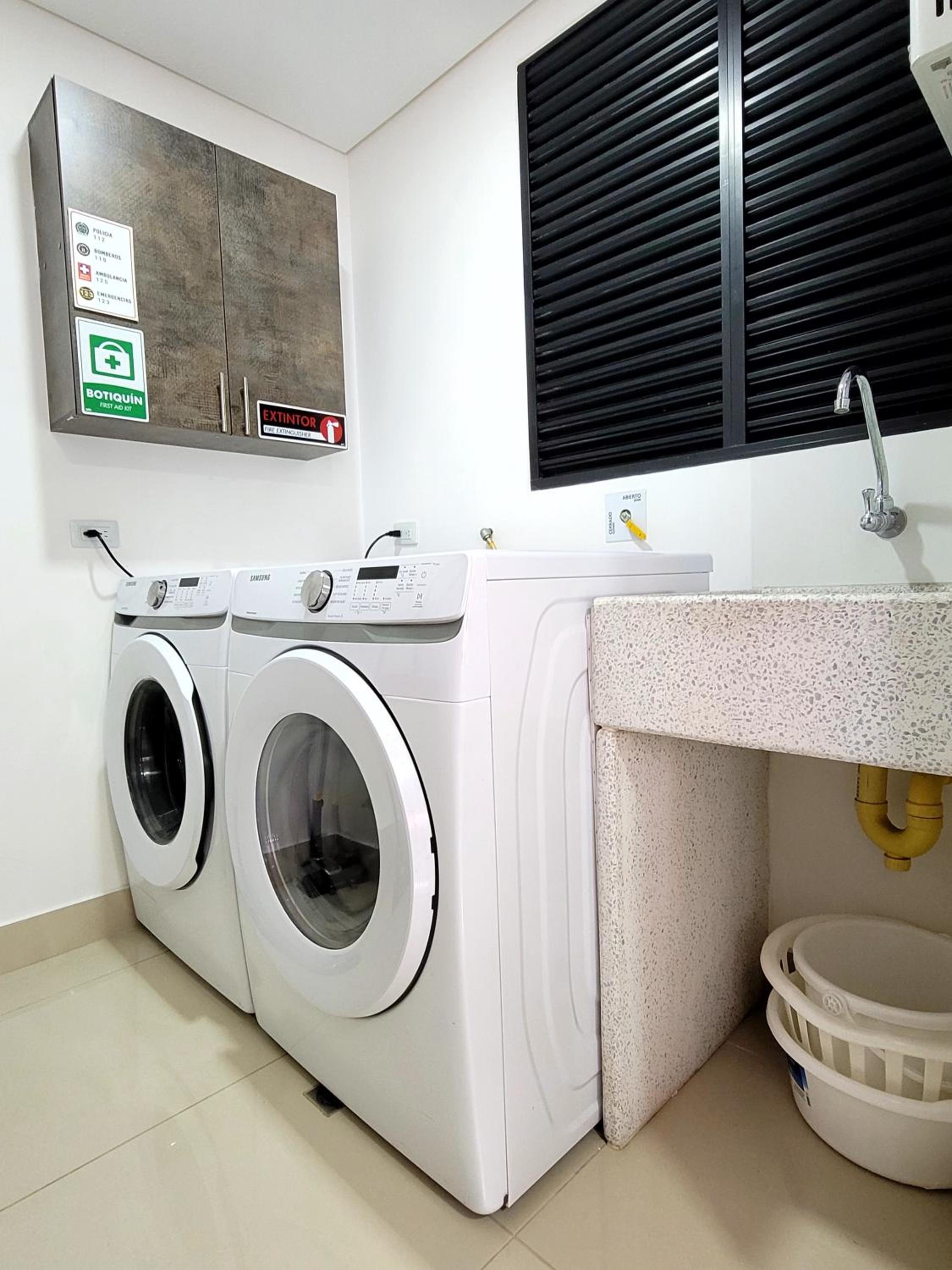 New Luxury 3 Bedroom Apartment in Great Area.