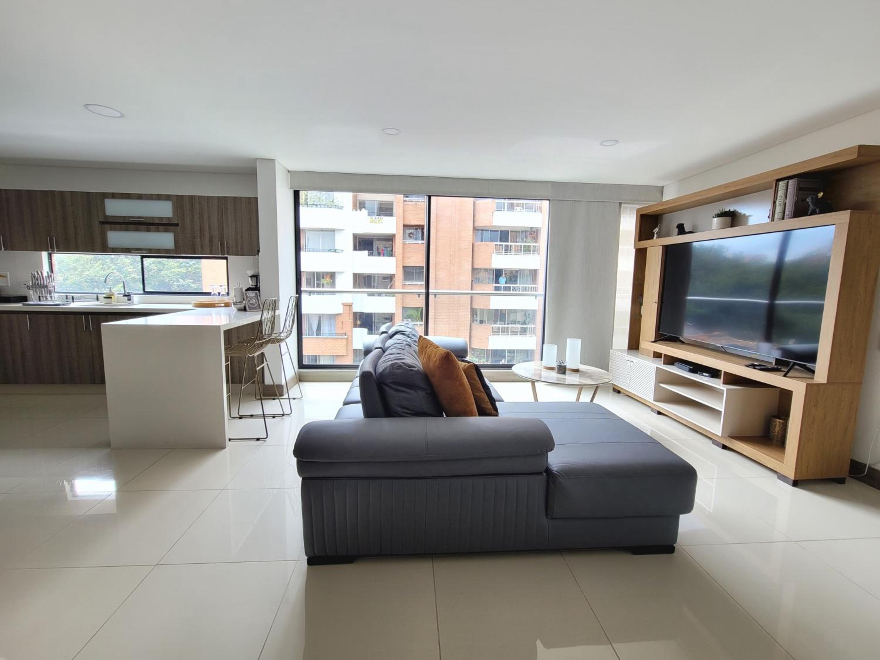 New Luxury 3 Bedroom Apartment in Great Area.