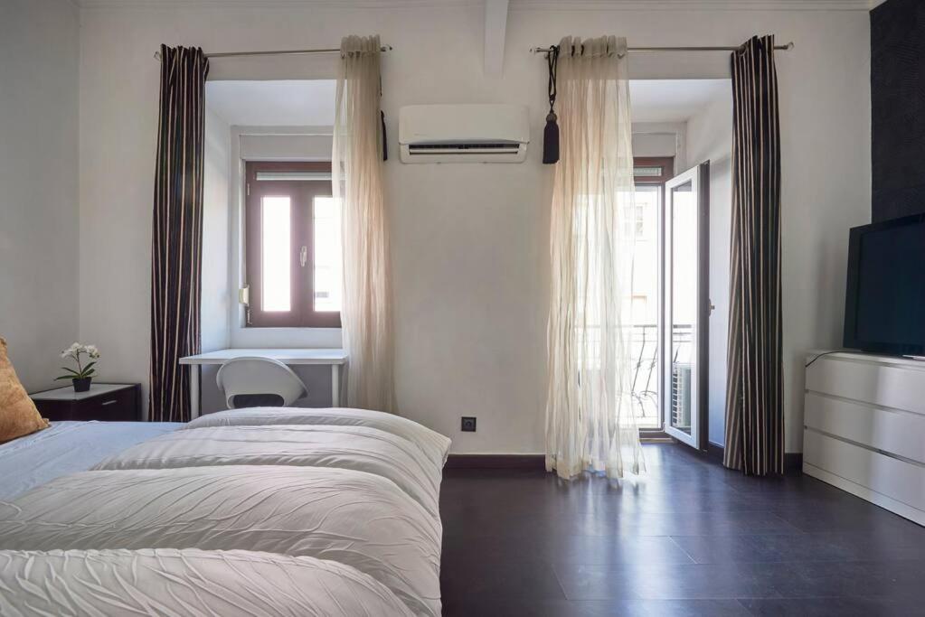 Charming 2-Bedroom Apartment for an Authentic Lisbon Experience