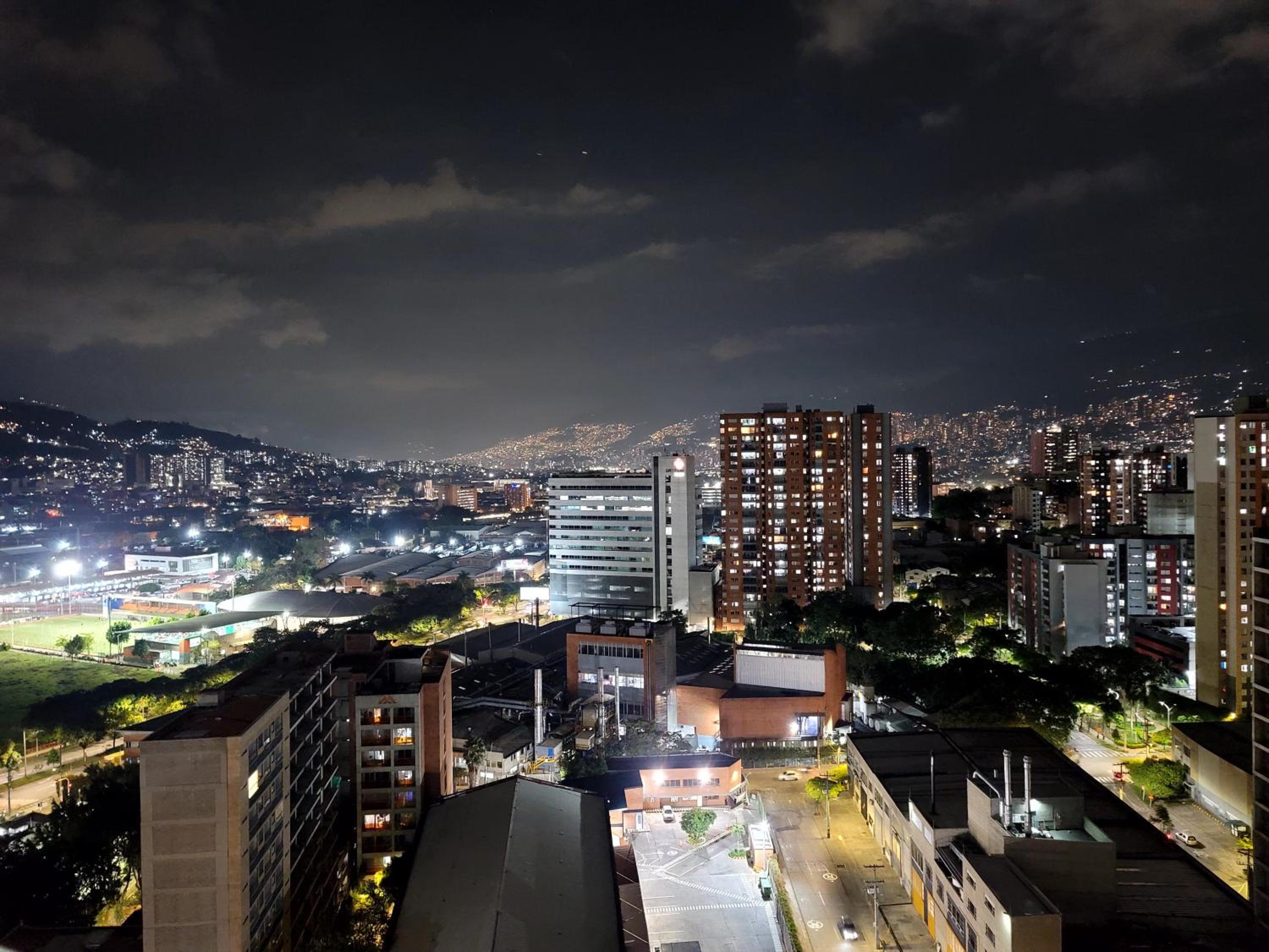 Modern High-Rise 2/2 Apartment with City View.