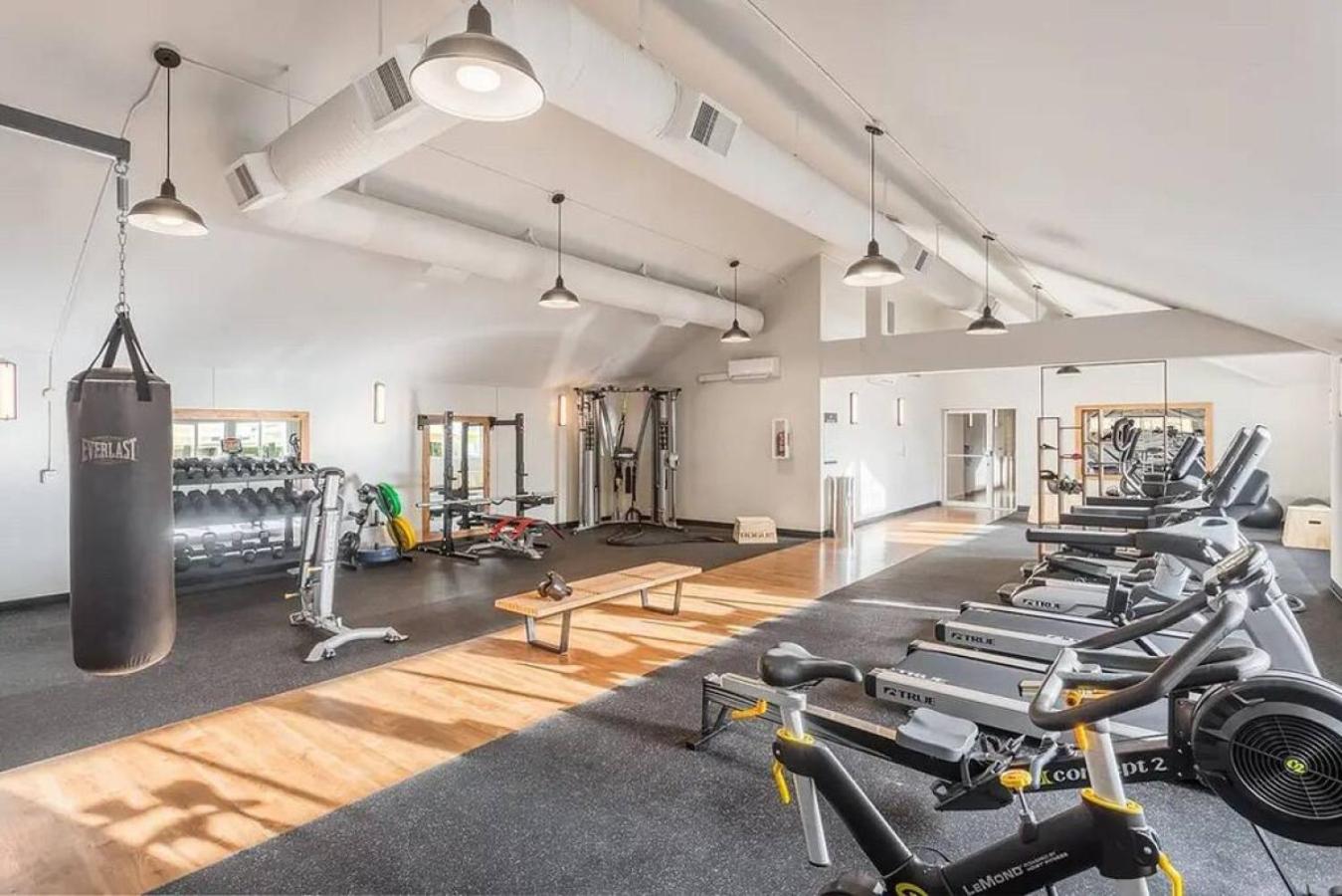 Modern and spacious Apartment- Gym, Wifi, Free Parking view 4