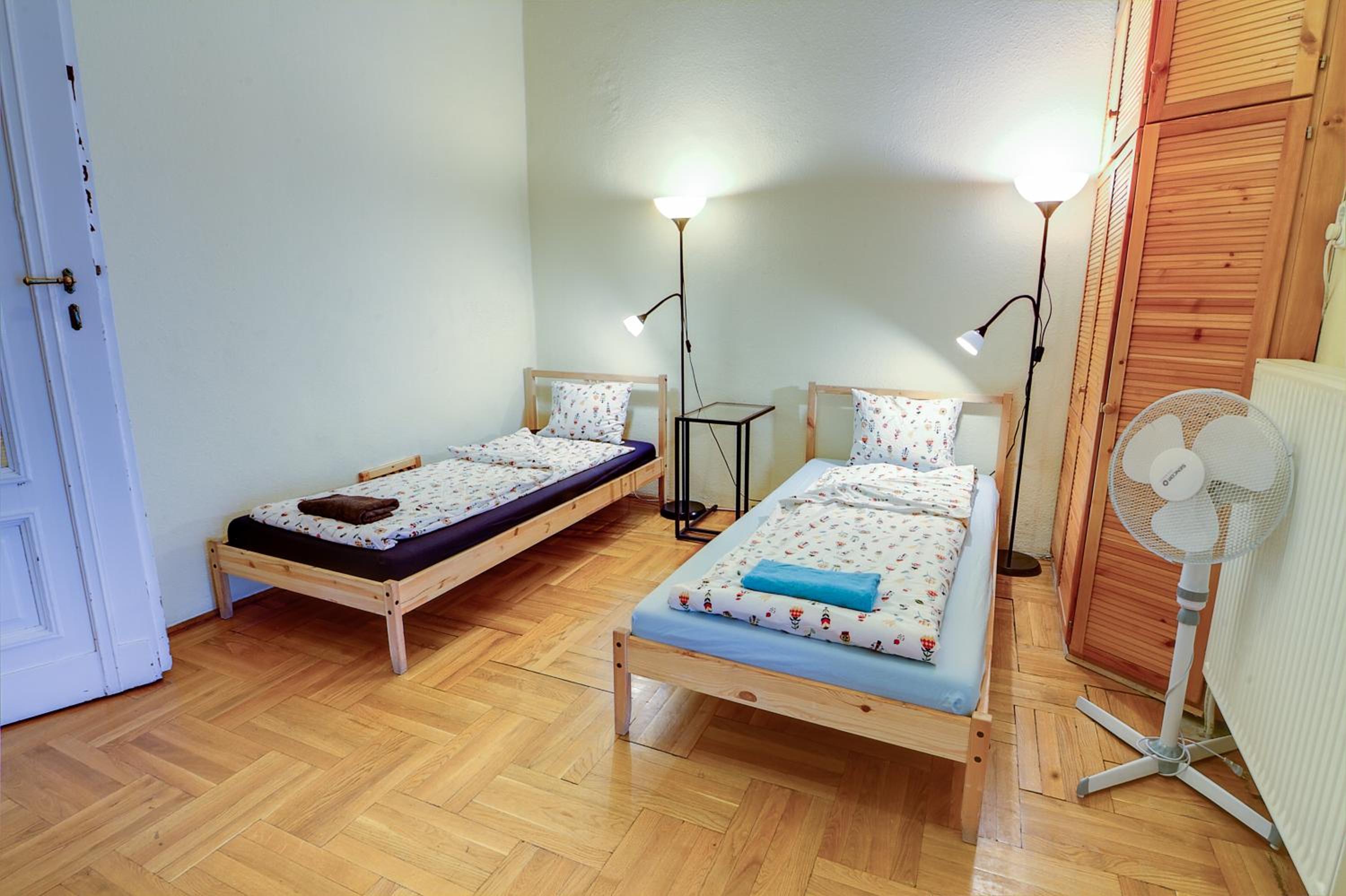 Pal's Hostel and Apartments