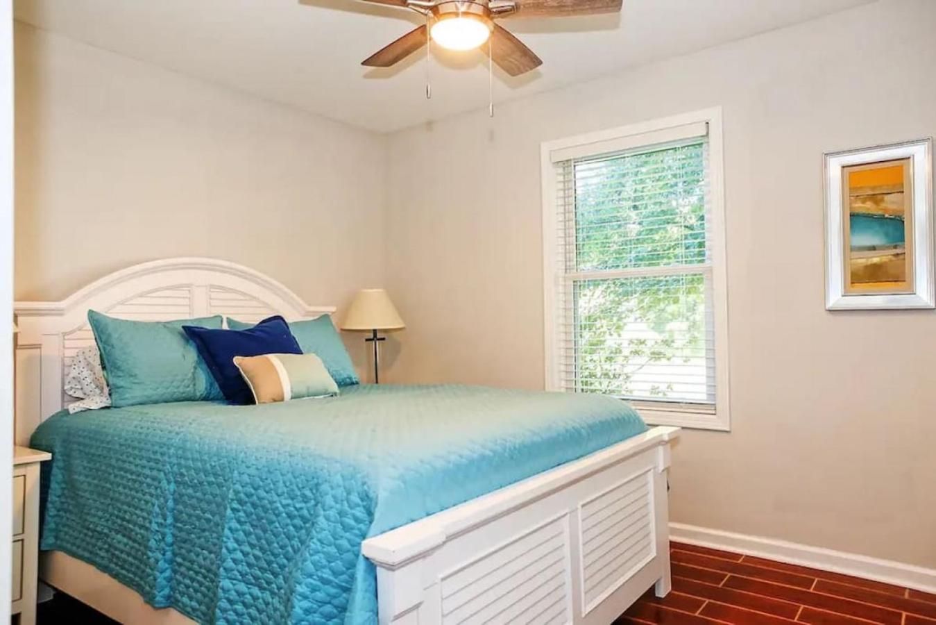 Quaint Newly Renovated Downtown Cottage