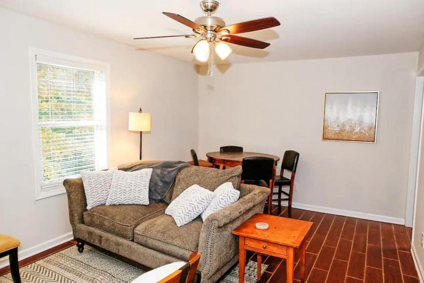 Quaint Newly Renovated Downtown Cottage