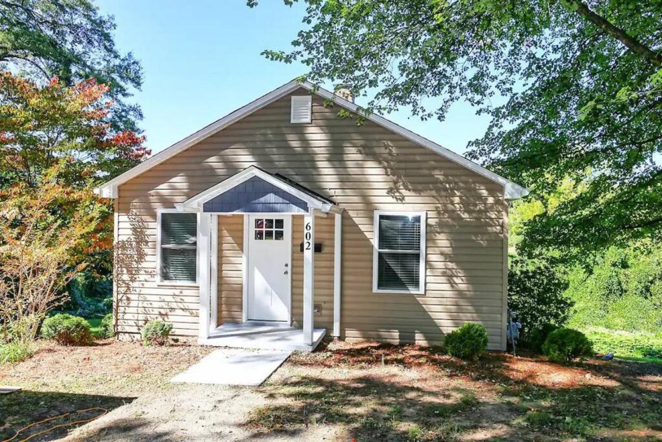 Quaint Newly Renovated Downtown Cottage