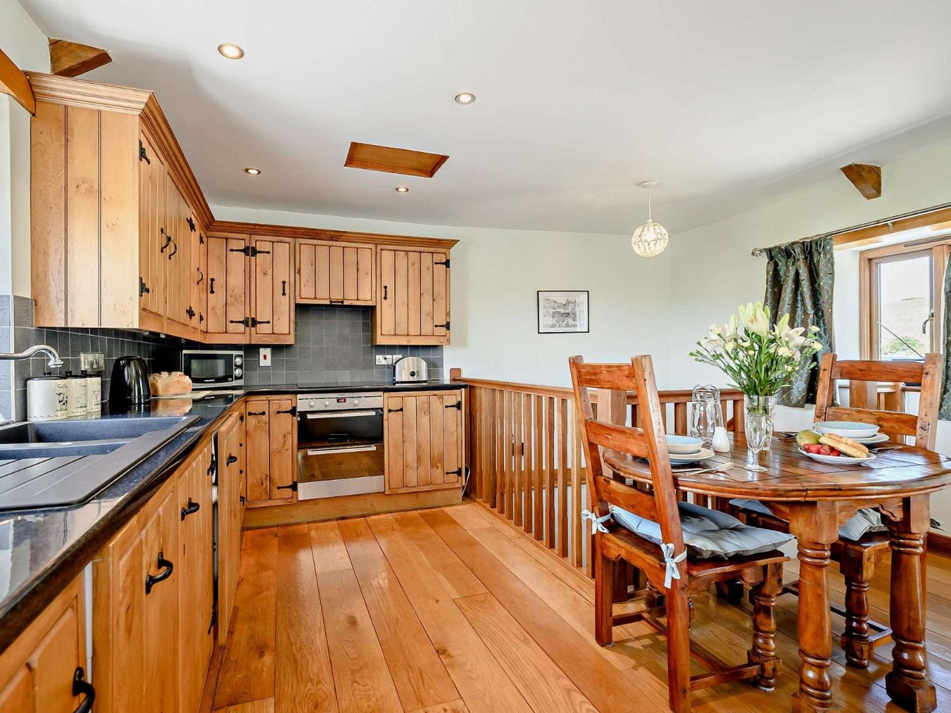 1 Bed in Looe oc-hivie view 2