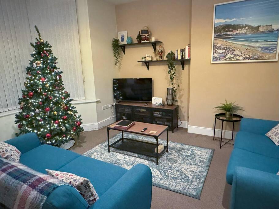 Private Parking, Central Llandudno, King Bed with Ensuite at Clement Lodge view 2