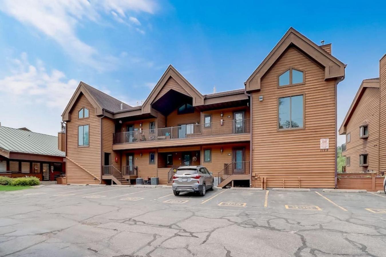 Hotel Josies On The Bay Waterfront - Image 1