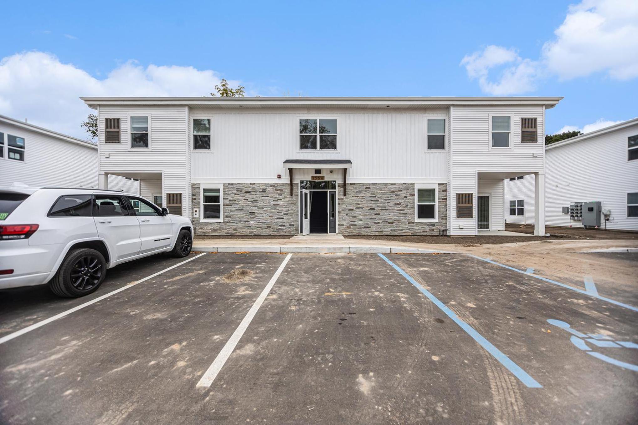 Upscale Abode - Brand New Corporate Apt Downtown view 2