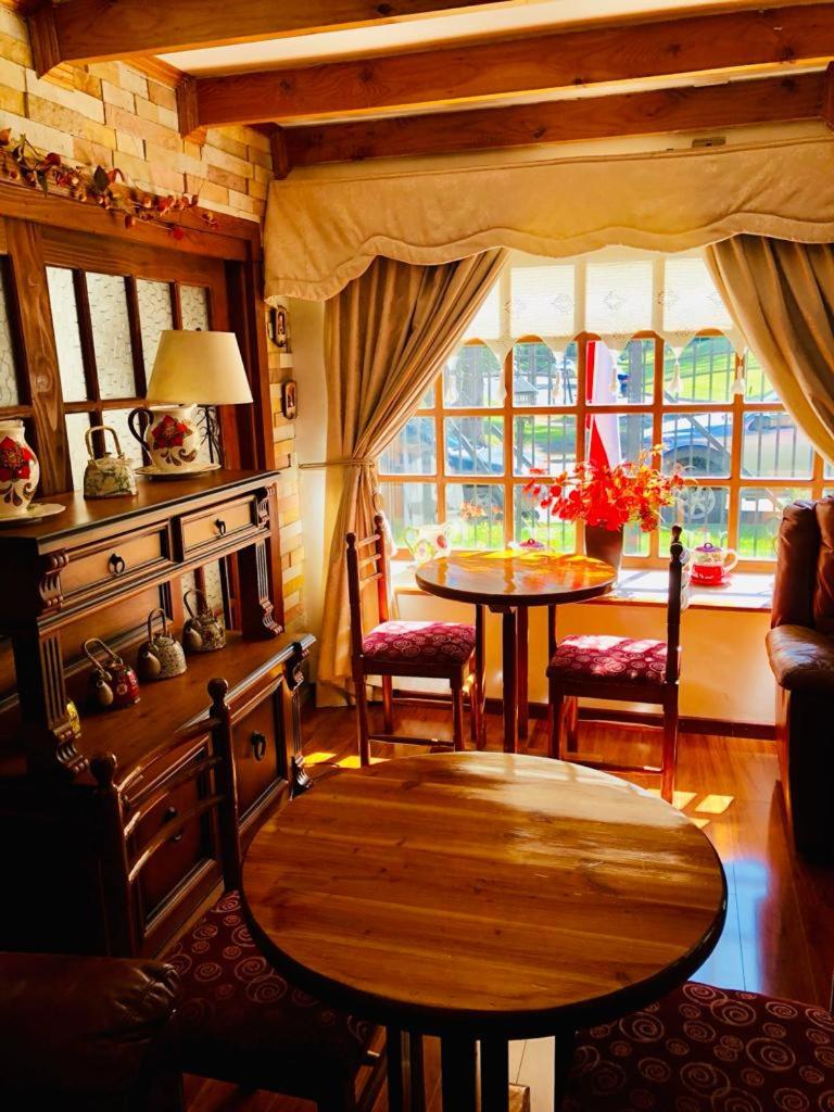 Hostal Collins House