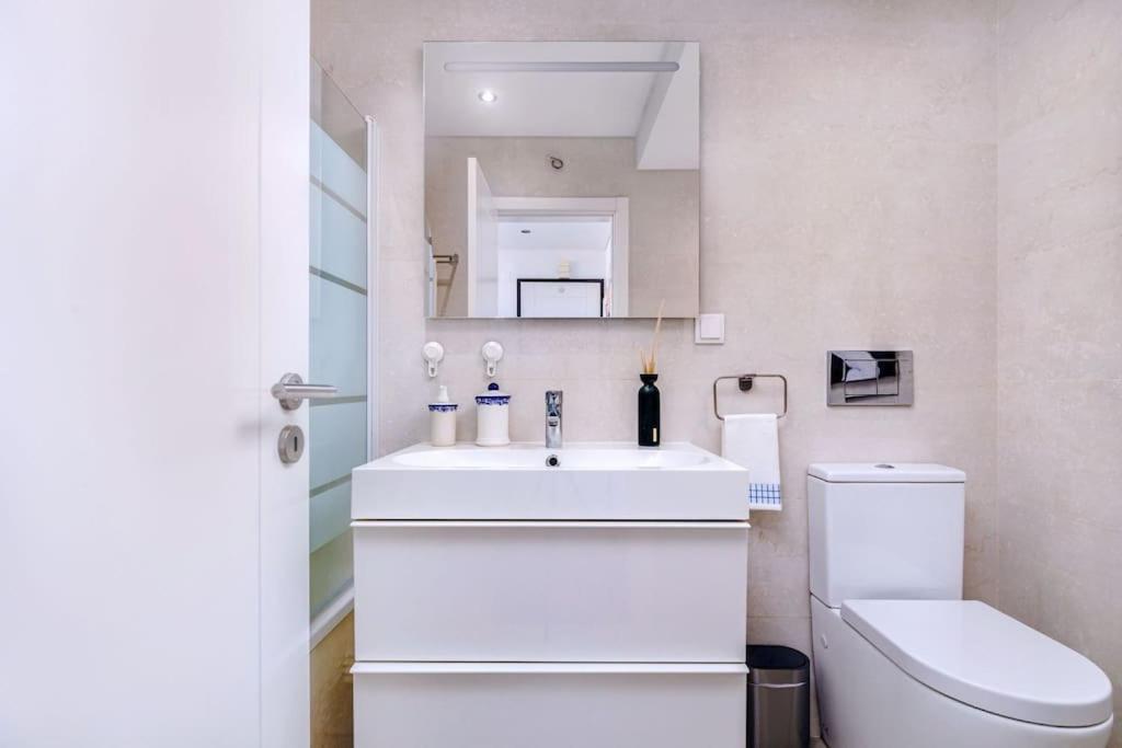 Stylish Sunny Home with AC Amazing View and Fast WiFi view 4