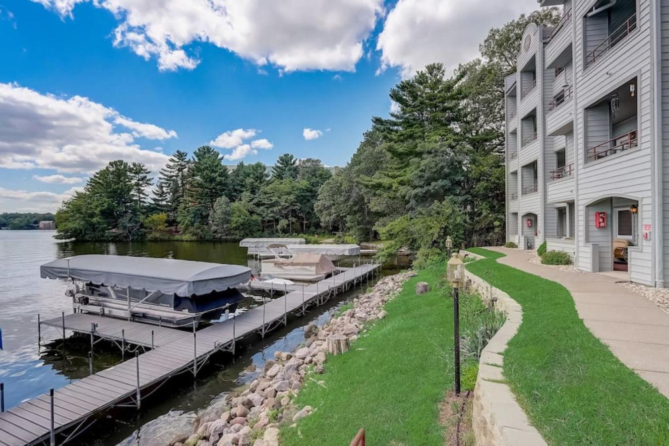 Hotel Lakefront Luxury for Families or Couples - Image 1