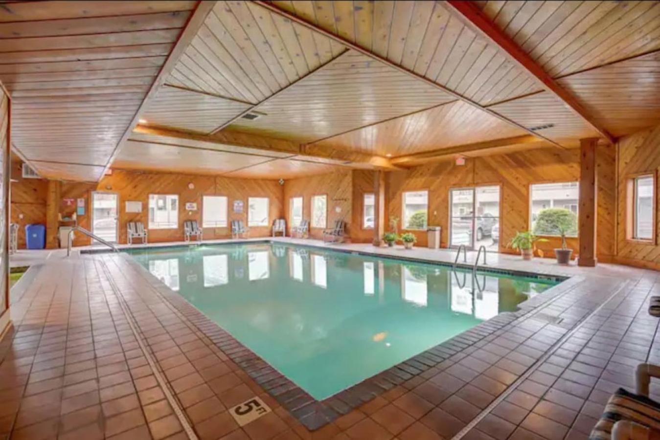 LAKEFRONT PENTHOUSE FULLY UPGRADED PANORAMIC VIEWS BOAT SLIP INDOOR OUTDOOR POOL view 4