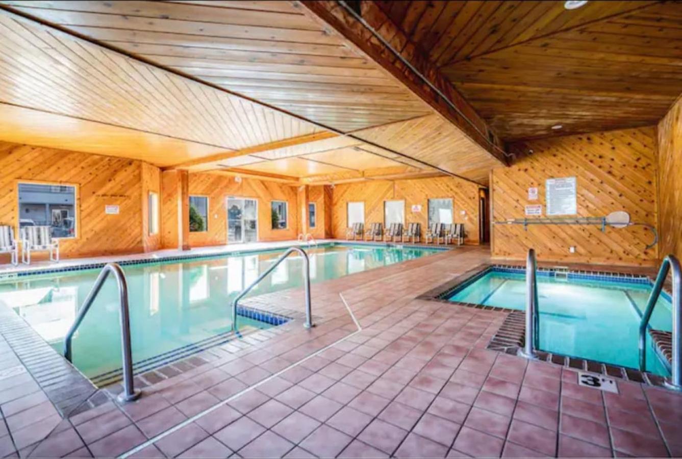 LAKEFRONT PENTHOUSE FULLY UPGRADED PANORAMIC VIEWS BOAT SLIP INDOOR OUTDOOR POOL view 5
