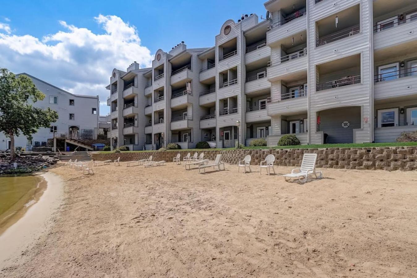 Hotel Lakefront Therapy for Couples or Families - Image 1