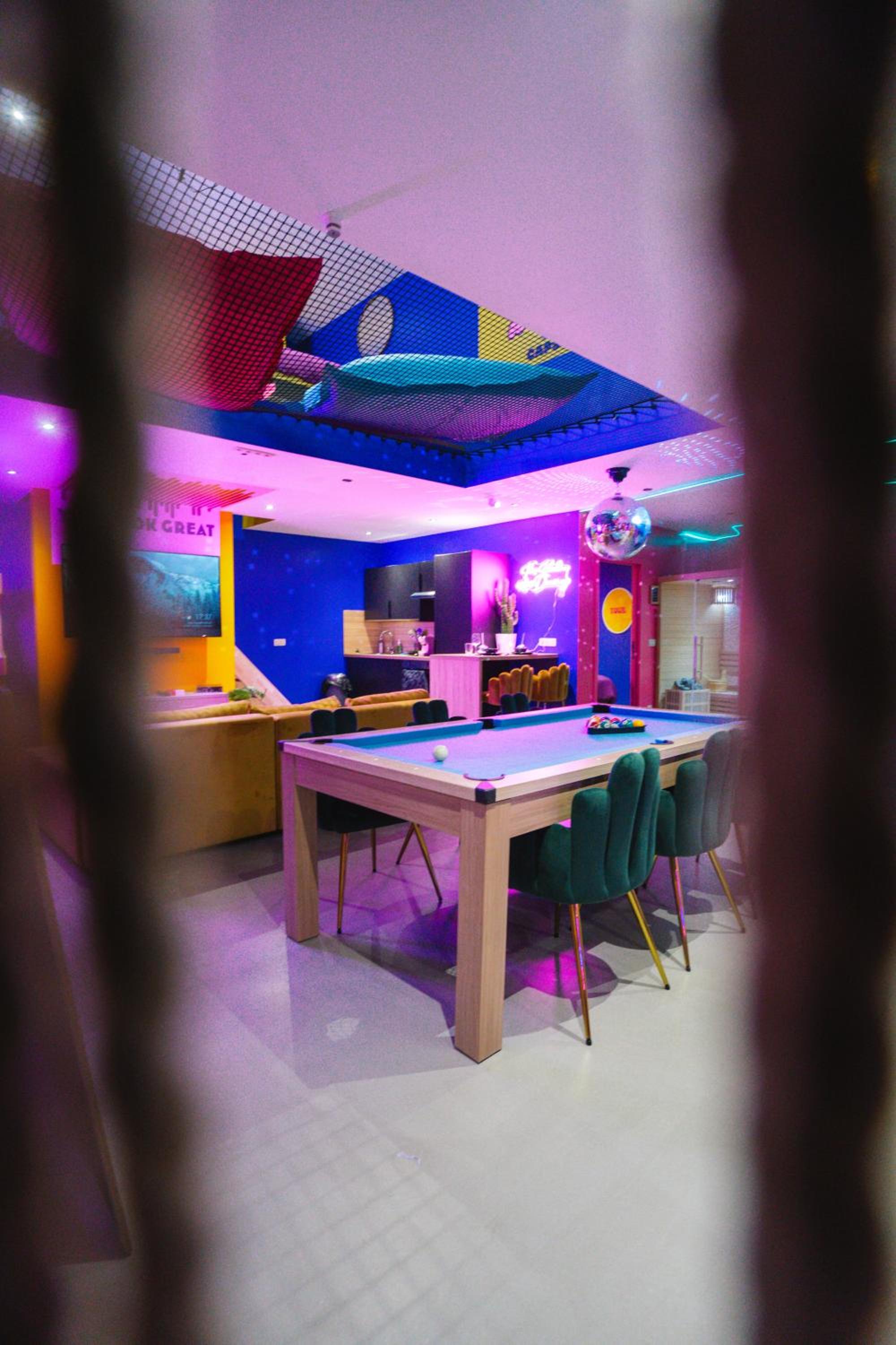 Capsule Boogie-Woogie - JACUZZI - SAUNA - BILLARD - JEUX - ECRAN GÉANT - FILET SUSPENDU - NETFLIX