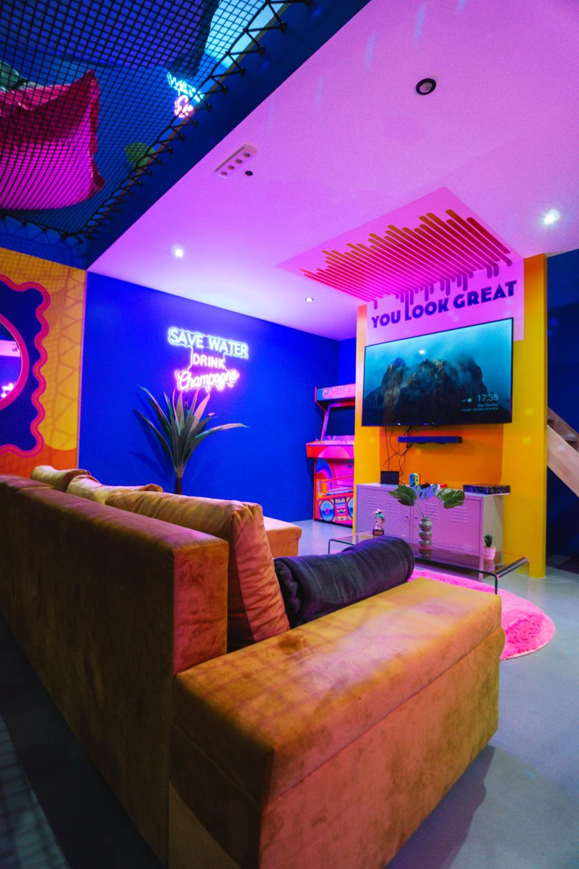 Capsule Boogie-Woogie - JACUZZI - SAUNA - BILLARD - JEUX - ECRAN GÉANT - FILET SUSPENDU - NETFLIX