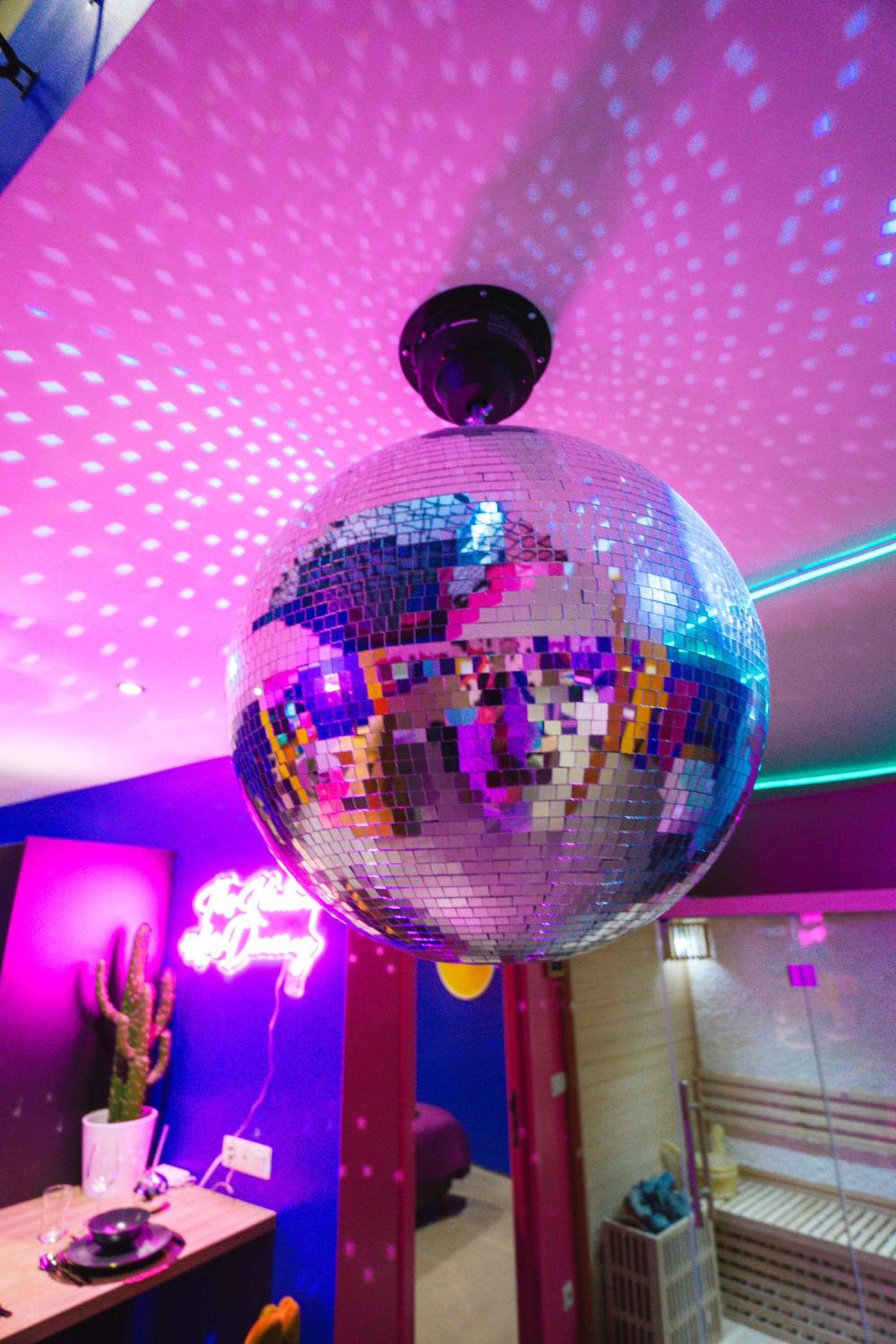 Capsule Boogie-Woogie - JACUZZI - SAUNA - BILLARD - JEUX - ECRAN GÉANT - FILET SUSPENDU - NETFLIX