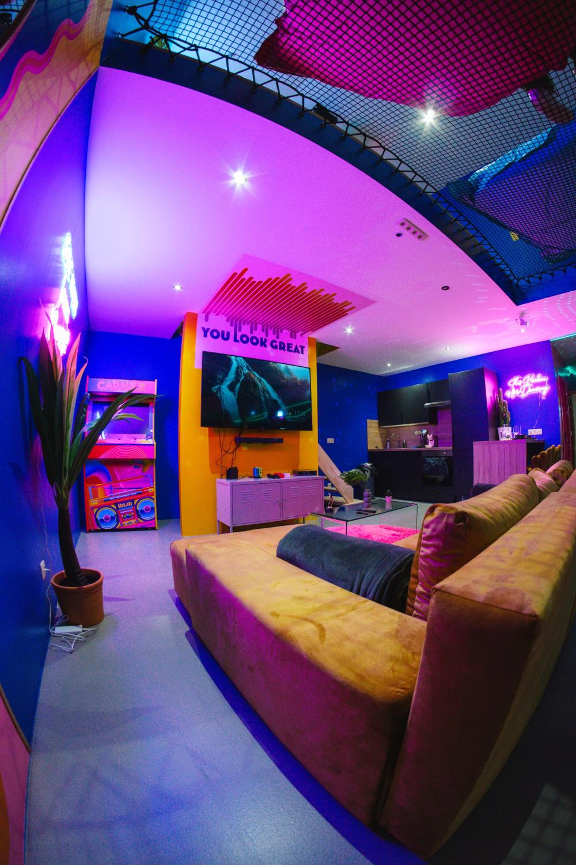 Capsule Boogie-Woogie - JACUZZI - SAUNA - BILLARD - JEUX - ECRAN GÉANT - FILET SUSPENDU - NETFLIX