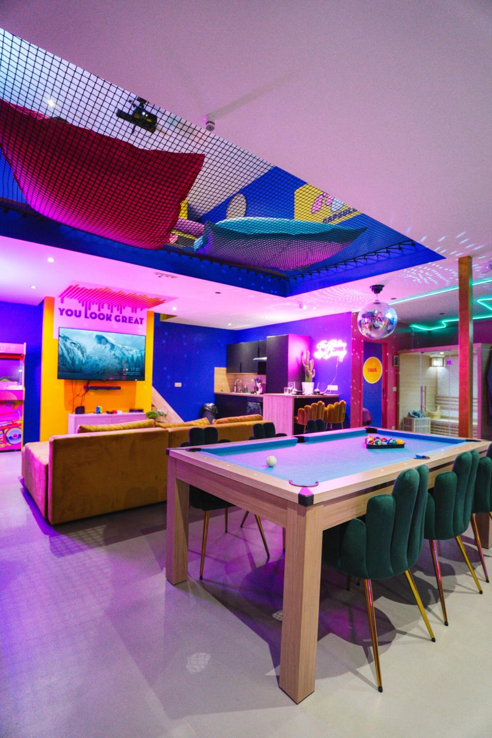 Capsule Boogie-Woogie - JACUZZI - SAUNA - BILLARD - JEUX - ECRAN GÉANT - FILET SUSPENDU - NETFLIX