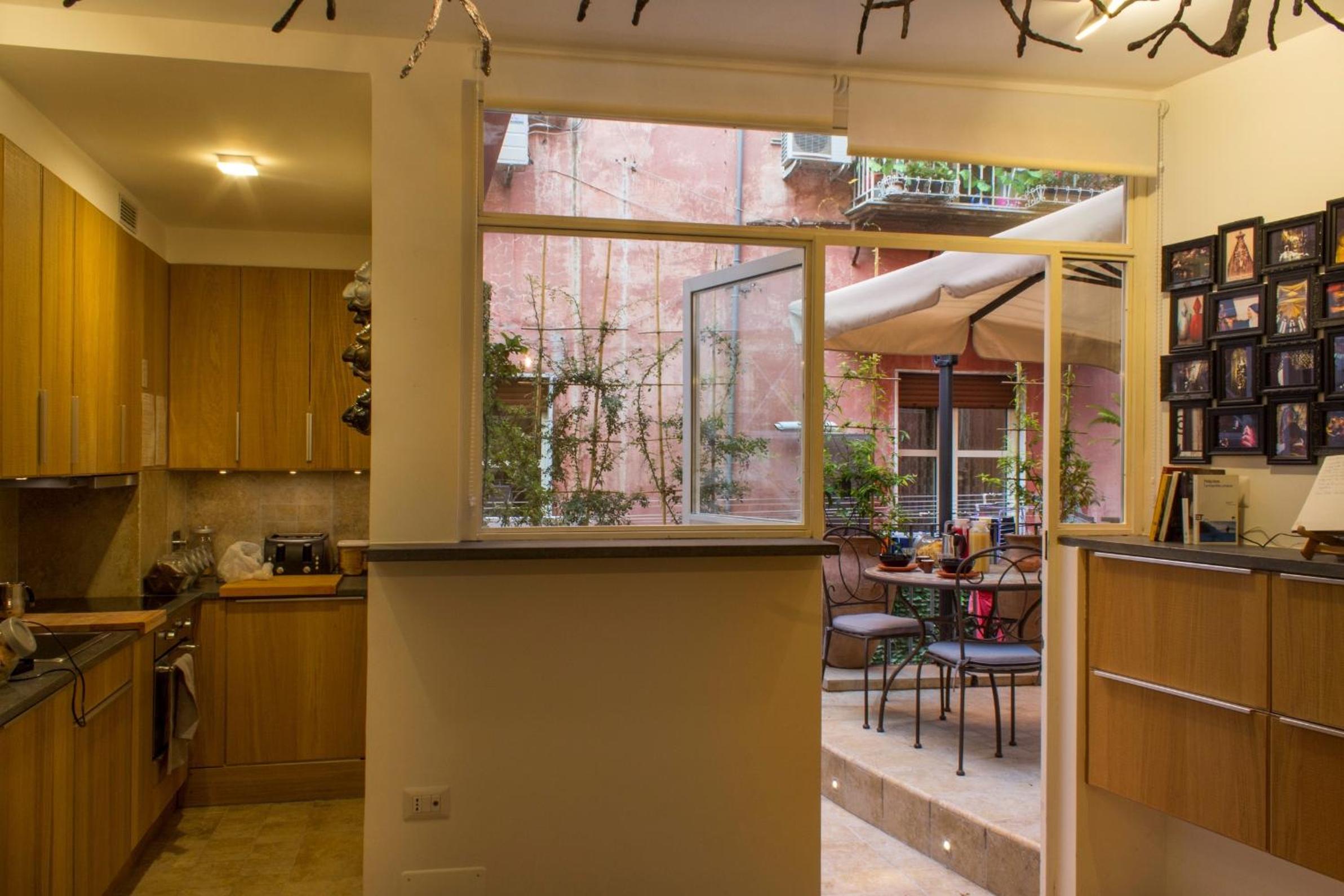Casa Latina en Naples — kitchen