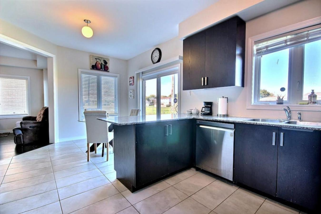 Luxury Home Mins from Waterfall next to Transit