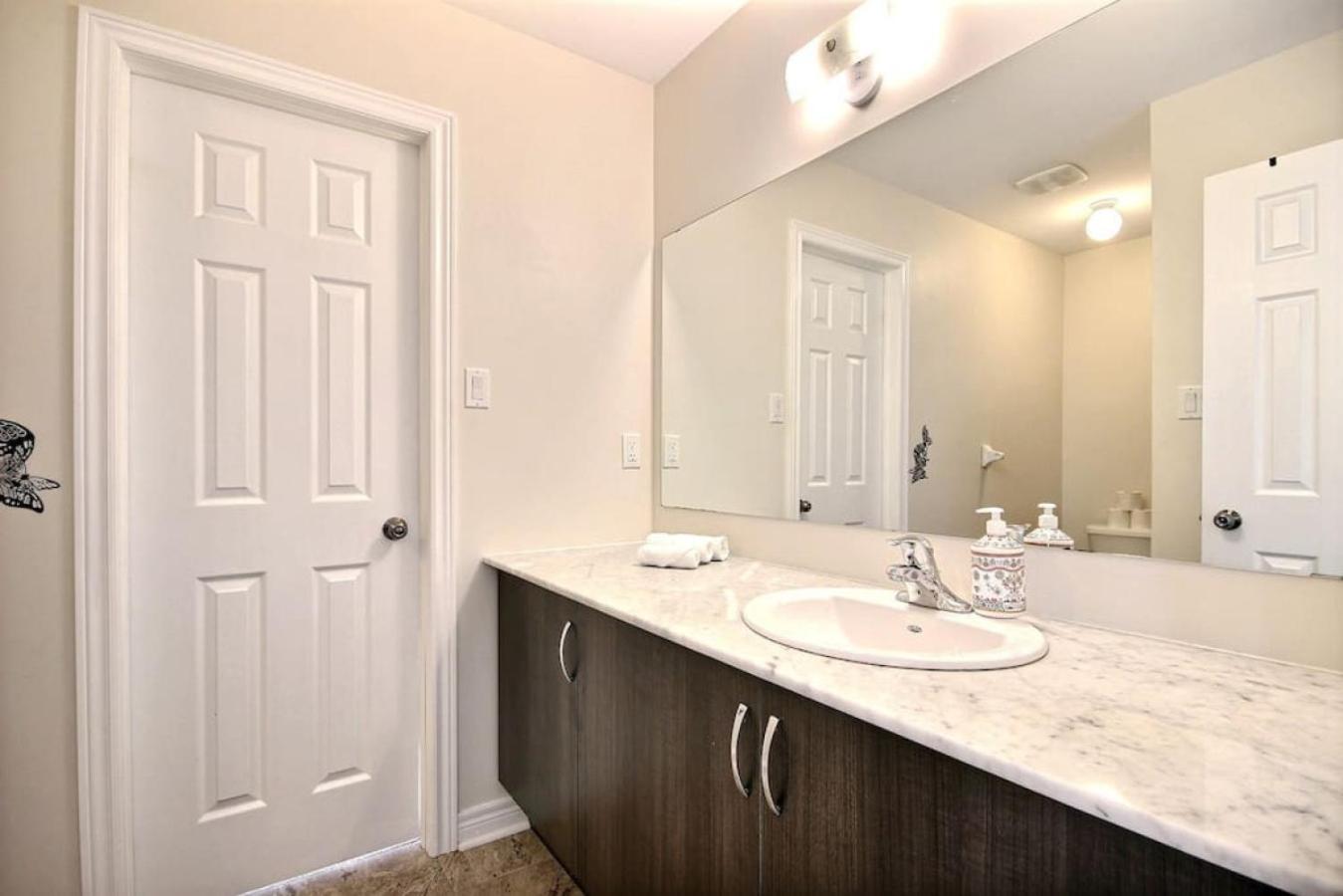 Luxury Home Mins from Waterfall next to Transit