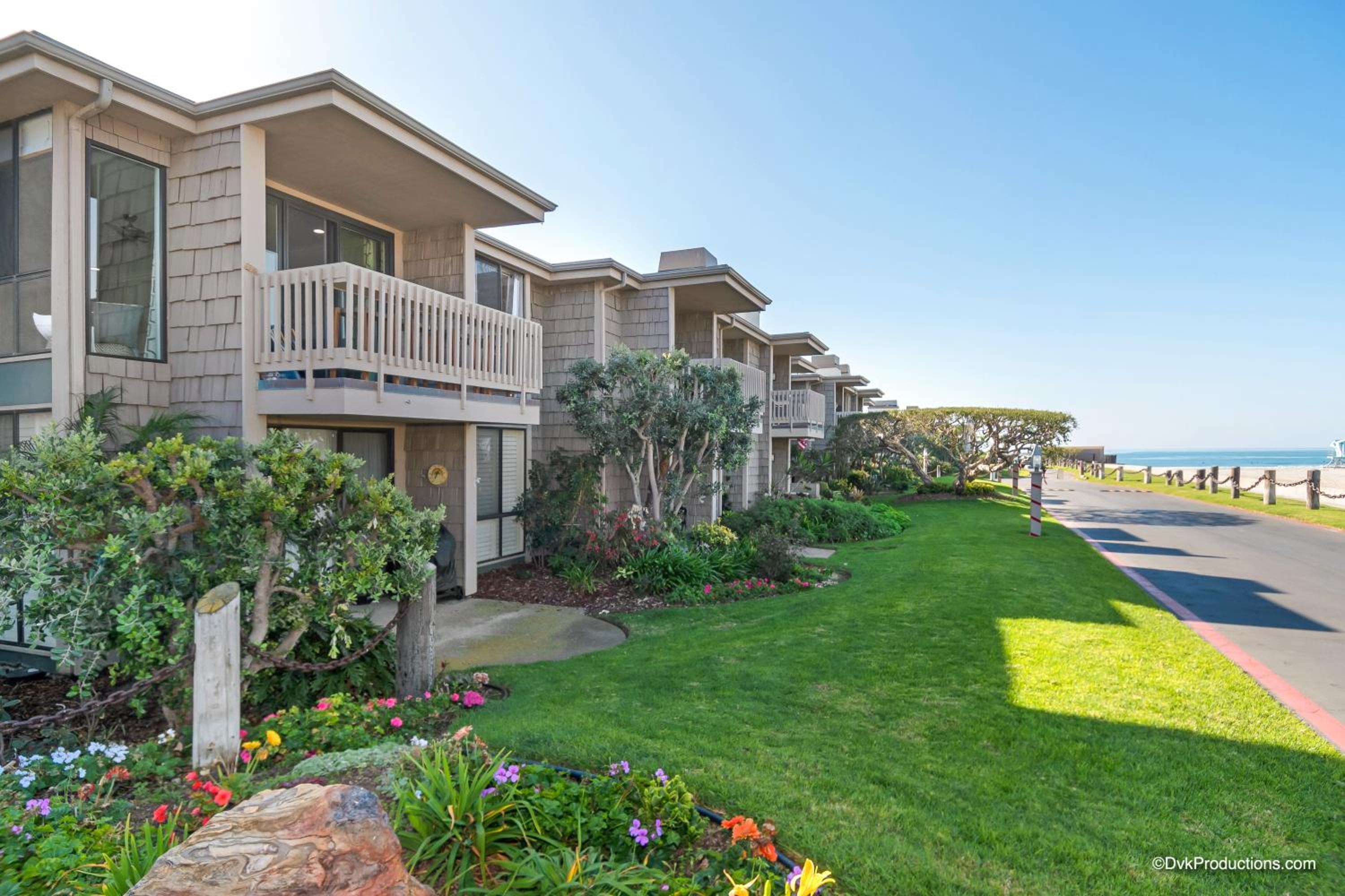 Luxe 2 BR Beachfront Condo wHarbor Ocean views -Perfect Family Escape view 5
