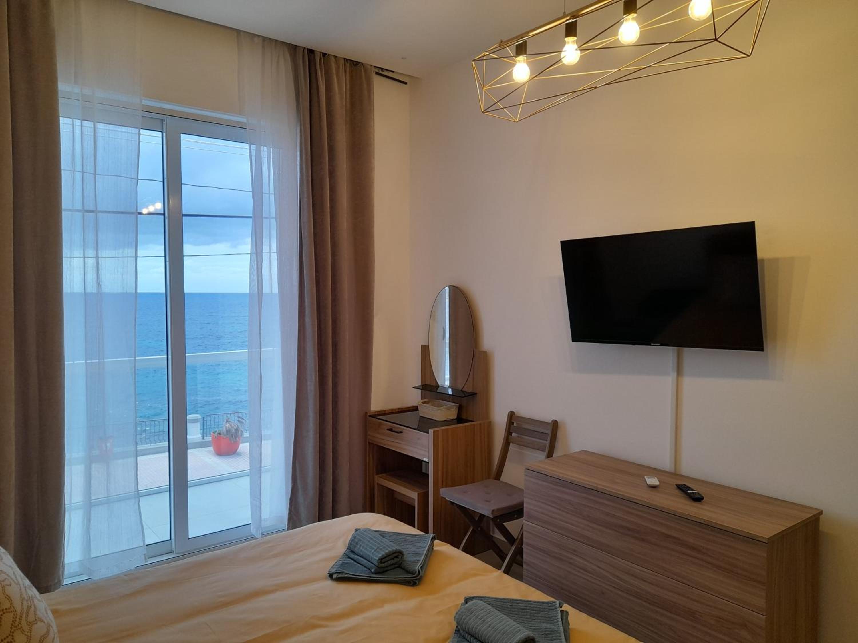 Seafront 3 Bedroom Stylish Apt with Spectacular Seaview photo 2