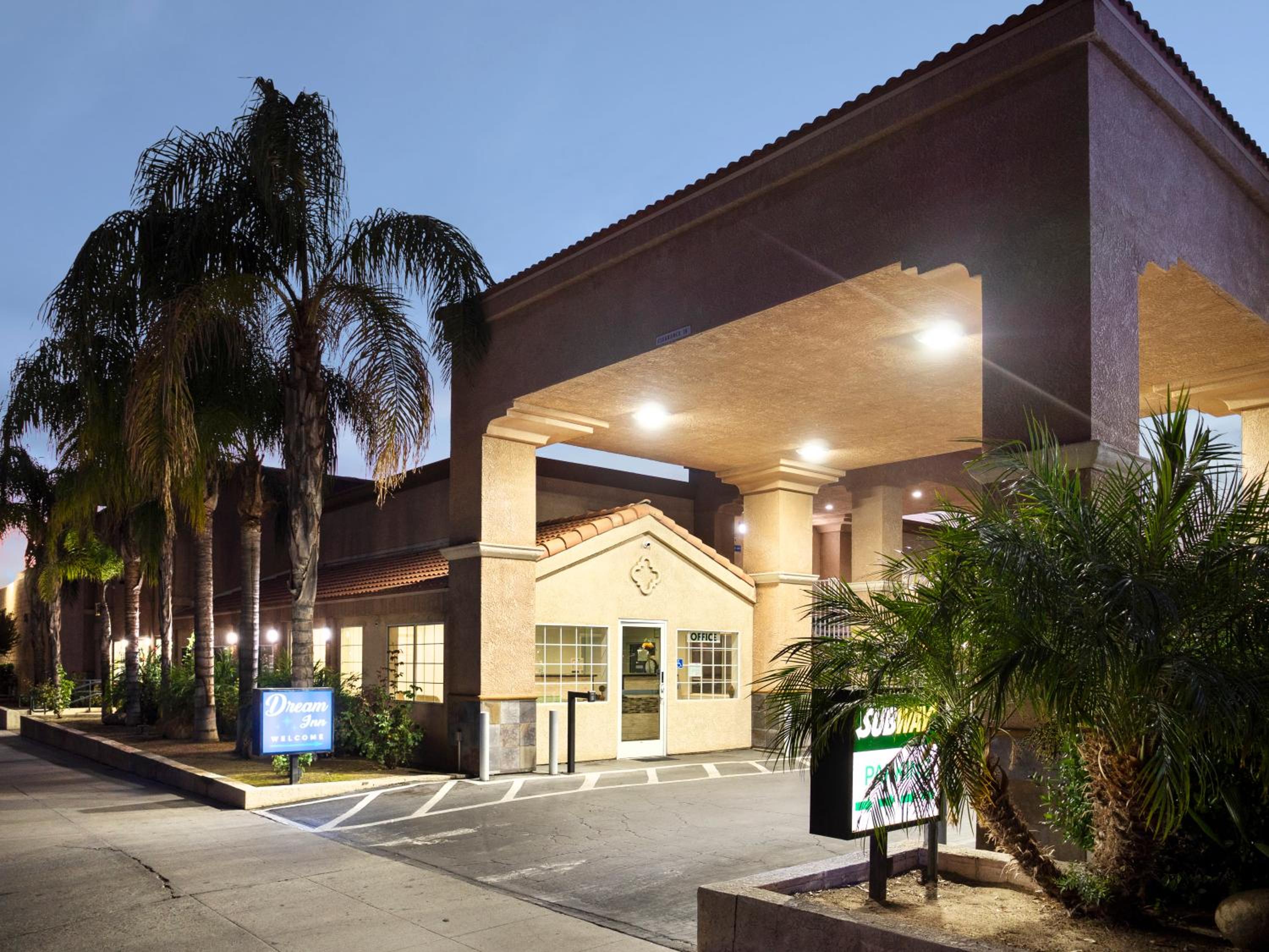 Hotel Dream Inn - Image 1