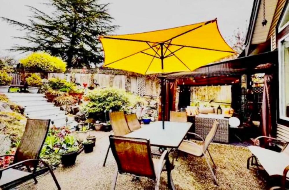 Spacious & Comfortable, Private Queen Room & Bath in West Cloverdale