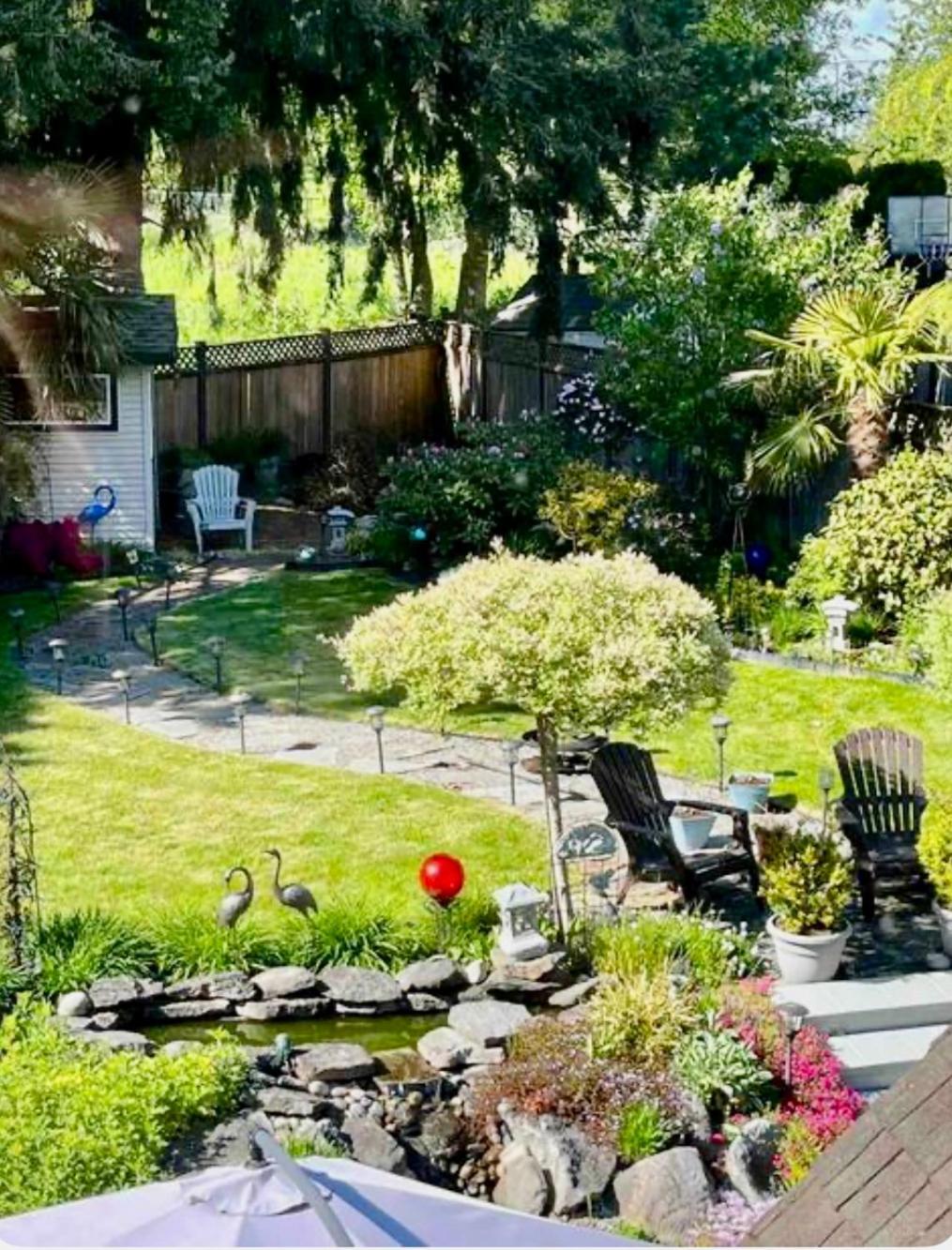 Spacious & Comfortable, Private Queen Room & Bath in West Cloverdale
