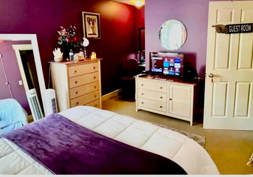 Spacious & Comfortable, Private Queen Room & Bath in West Cloverdale