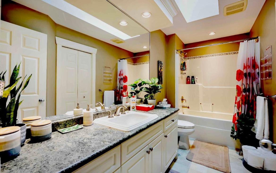 Spacious & Comfortable, Private Queen Room & Bath in West Cloverdale