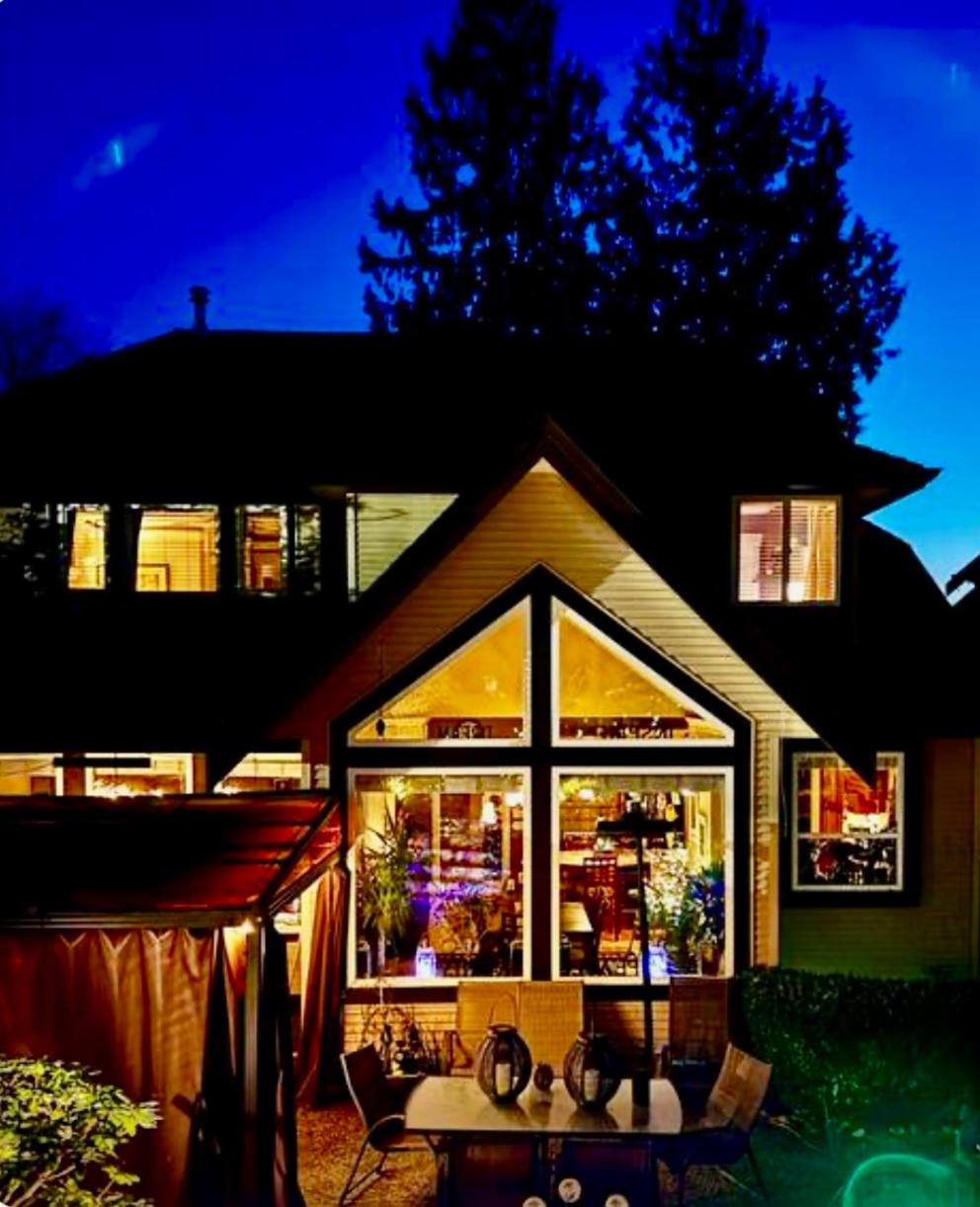 Spacious & Comfortable, Private Queen Room & Bath in West Cloverdale